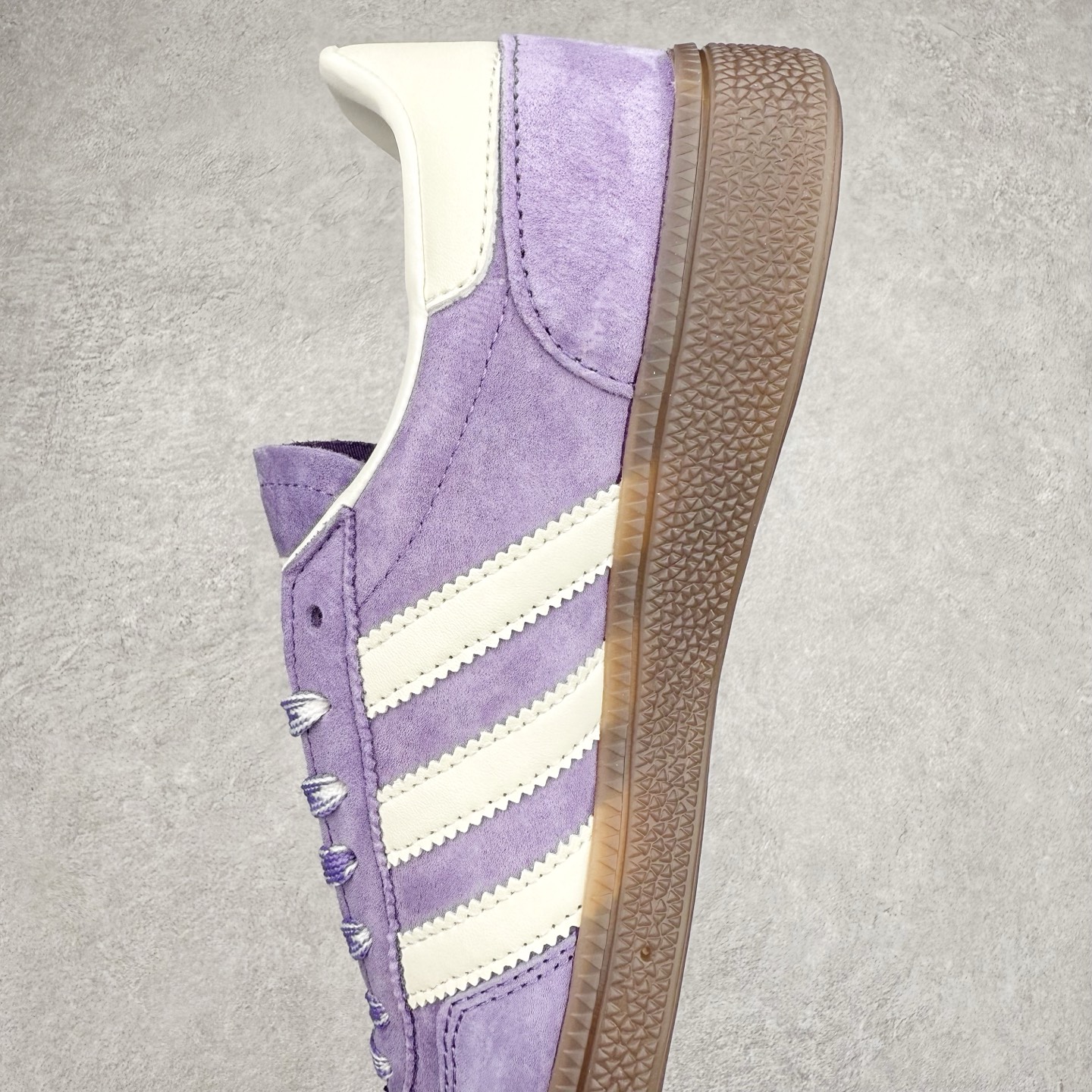 图片[7]-AD Originals Handball SPZL 手球运动员系列百搭休闲运动板鞋 KI5935 这款来自阿迪达斯的这款HANDBALL SPZL前身是一双手球运动鞋，这一次拿来复刻，所以鞋面的主要色彩选用了黑色， 鞋面外侧除了Spezial字母之外还有三叶草标志。Handball SPZL作为复古手球训练鞋与作为室内足球鞋的Samba有着异曲同工之处，但是质感更为出众的鞋身以及丰富的配色选择比起Samba来讲可以说是更胜一筹了！尺码：36 36⅔ 37⅓ 38 38⅔ 39⅓ 40 40⅔ 41⅓ 42 42⅔ 43⅓ 44 45-选品中心