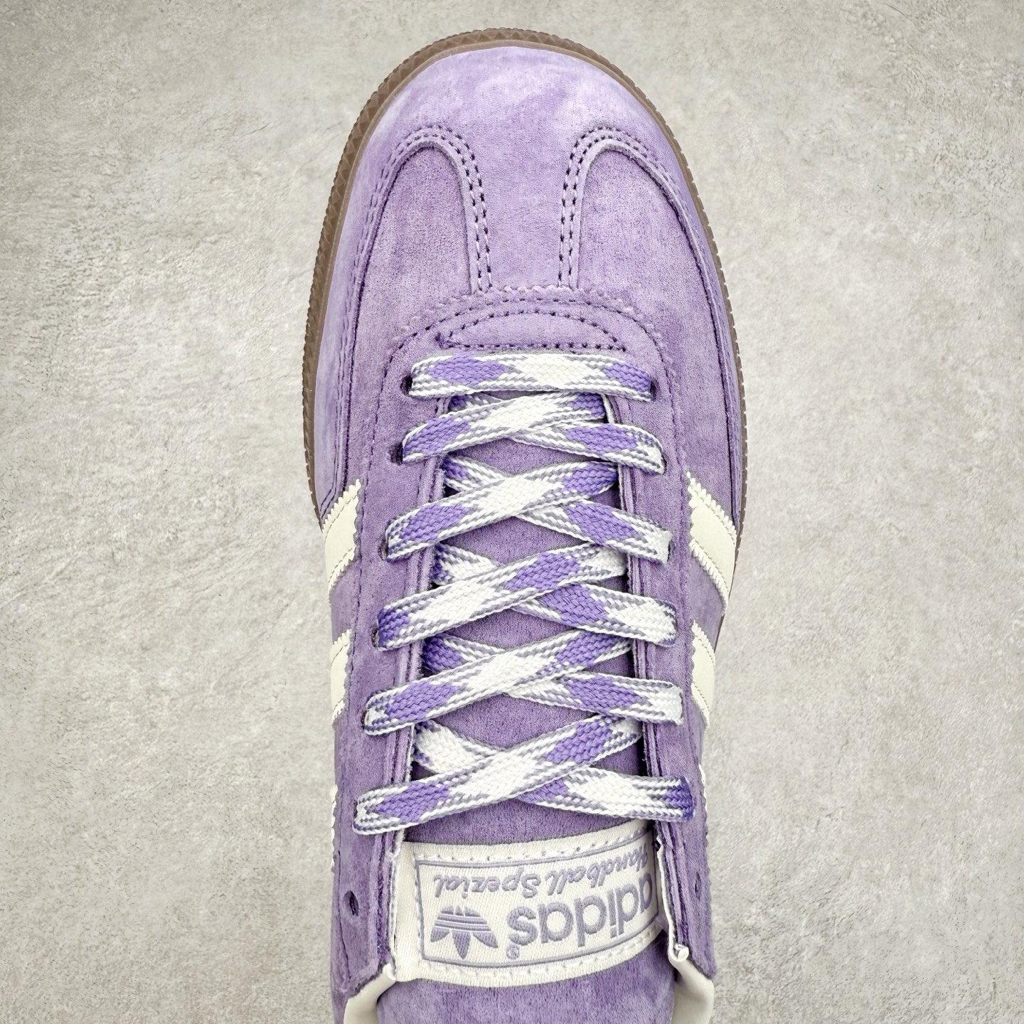 图片[4]-AD Originals Handball SPZL 手球运动员系列百搭休闲运动板鞋 KI5935 这款来自阿迪达斯的这款HANDBALL SPZL前身是一双手球运动鞋，这一次拿来复刻，所以鞋面的主要色彩选用了黑色， 鞋面外侧除了Spezial字母之外还有三叶草标志。Handball SPZL作为复古手球训练鞋与作为室内足球鞋的Samba有着异曲同工之处，但是质感更为出众的鞋身以及丰富的配色选择比起Samba来讲可以说是更胜一筹了！尺码：36 36⅔ 37⅓ 38 38⅔ 39⅓ 40 40⅔ 41⅓ 42 42⅔ 43⅓ 44 45-选品中心