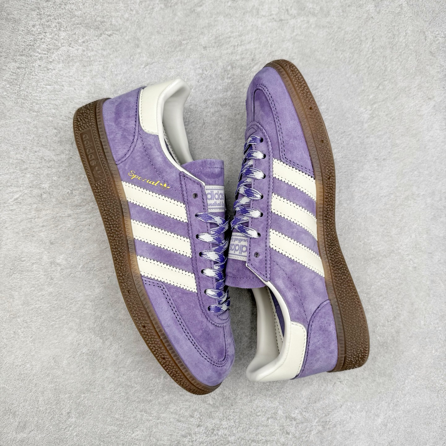 图片[3]-AD Originals Handball SPZL 手球运动员系列百搭休闲运动板鞋 KI5935 这款来自阿迪达斯的这款HANDBALL SPZL前身是一双手球运动鞋，这一次拿来复刻，所以鞋面的主要色彩选用了黑色， 鞋面外侧除了Spezial字母之外还有三叶草标志。Handball SPZL作为复古手球训练鞋与作为室内足球鞋的Samba有着异曲同工之处，但是质感更为出众的鞋身以及丰富的配色选择比起Samba来讲可以说是更胜一筹了！尺码：36 36⅔ 37⅓ 38 38⅔ 39⅓ 40 40⅔ 41⅓ 42 42⅔ 43⅓ 44 45-选品中心