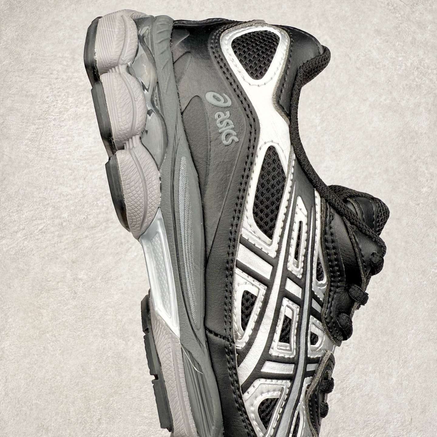 图片[6]-Asics GEL-NYC 亚瑟士防滑耐磨透气低帮运动休闲鞋 GEL-NYC™ 运动鞋的灵感源自传统和现代高性能跑步风格 其鞋面结构参考了 2000 年代初的 GEL-NIMBUS™ 3 鞋 并将其与 MC-PLUS V 设计中的各种装饰融为一体 该工装通过使用 GEL-CUMULUS® 16 鞋的工装系统来对比鞋面的复古风格 通过轻质泡沫和 GEL® 技术嵌入物的结合 这种中底结构有助于创造先进的脚底舒适度 尺码：36 37 37.5 38 39 40.5 41.5 42 42.5 43.5 44 45-选品中心