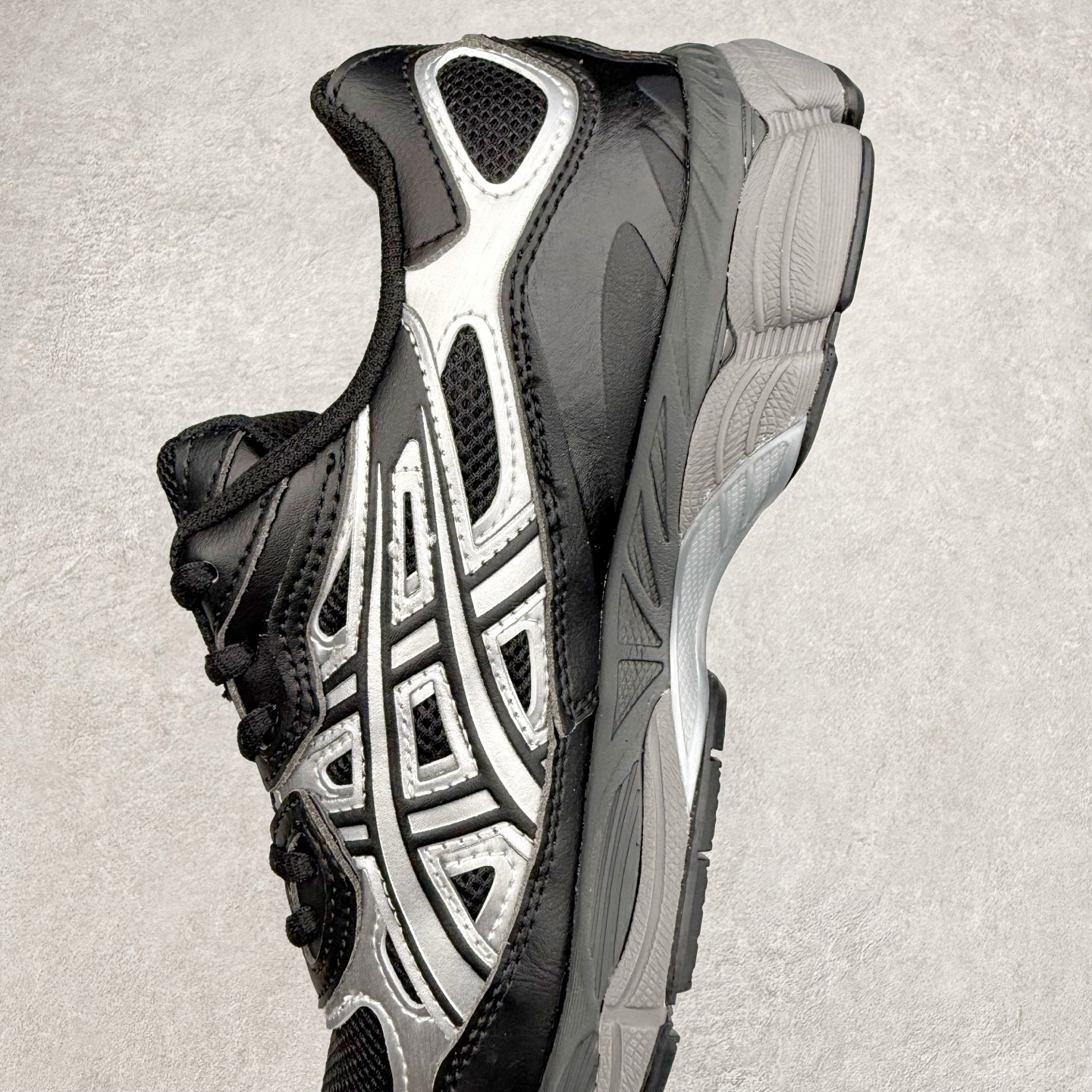 图片[7]-Asics GEL-NYC 亚瑟士防滑耐磨透气低帮运动休闲鞋 GEL-NYC™ 运动鞋的灵感源自传统和现代高性能跑步风格 其鞋面结构参考了 2000 年代初的 GEL-NIMBUS™ 3 鞋 并将其与 MC-PLUS V 设计中的各种装饰融为一体 该工装通过使用 GEL-CUMULUS® 16 鞋的工装系统来对比鞋面的复古风格 通过轻质泡沫和 GEL® 技术嵌入物的结合 这种中底结构有助于创造先进的脚底舒适度 尺码：36 37 37.5 38 39 40.5 41.5 42 42.5 43.5 44 45-选品中心