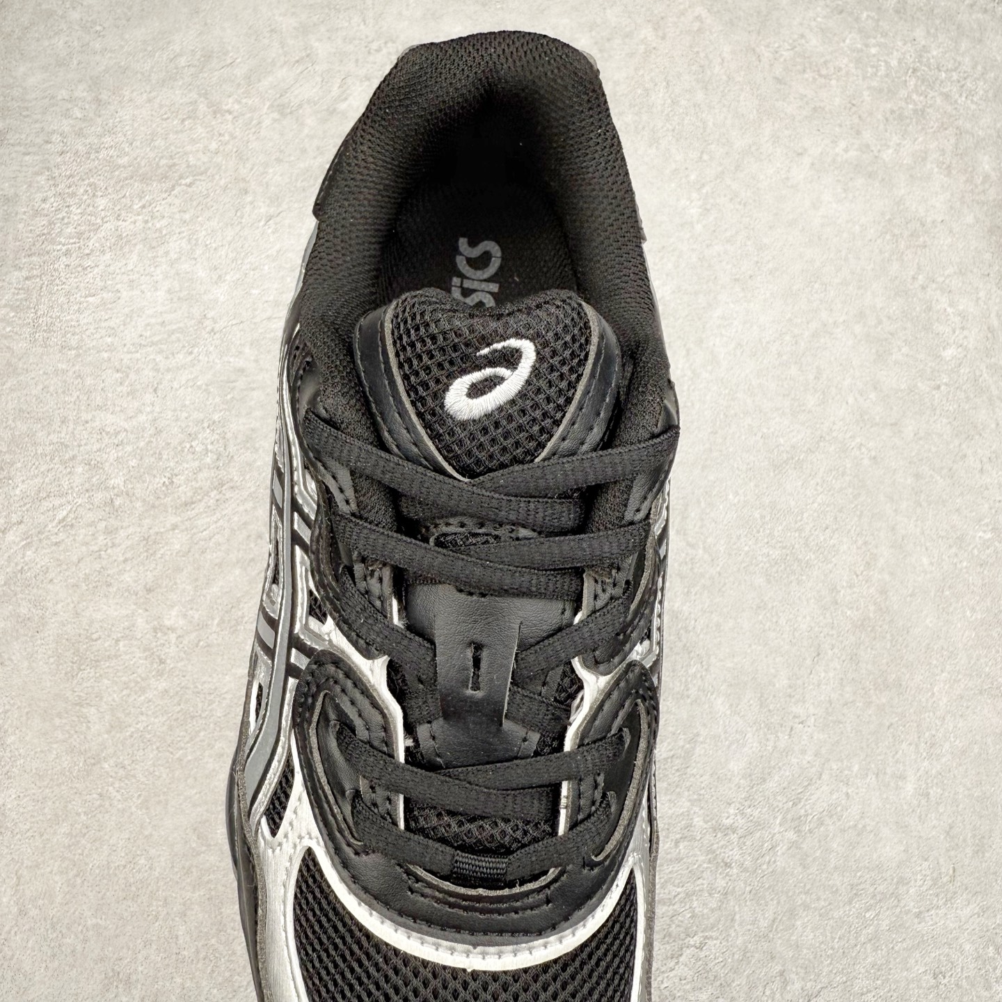 图片[5]-Asics GEL-NYC 亚瑟士防滑耐磨透气低帮运动休闲鞋 GEL-NYC™ 运动鞋的灵感源自传统和现代高性能跑步风格 其鞋面结构参考了 2000 年代初的 GEL-NIMBUS™ 3 鞋 并将其与 MC-PLUS V 设计中的各种装饰融为一体 该工装通过使用 GEL-CUMULUS® 16 鞋的工装系统来对比鞋面的复古风格 通过轻质泡沫和 GEL® 技术嵌入物的结合 这种中底结构有助于创造先进的脚底舒适度 尺码：36 37 37.5 38 39 40.5 41.5 42 42.5 43.5 44 45-选品中心