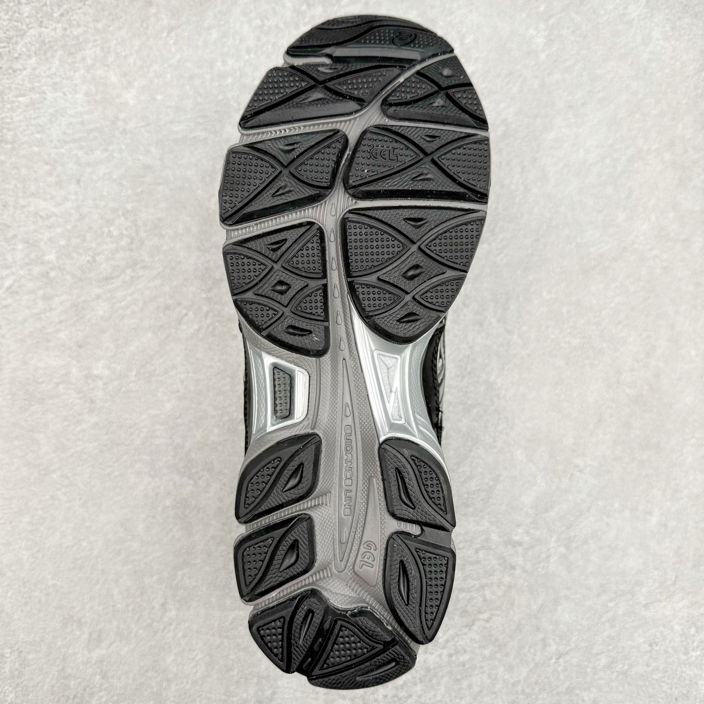 图片[9]-Asics GEL-NYC 亚瑟士防滑耐磨透气低帮运动休闲鞋 GEL-NYC™ 运动鞋的灵感源自传统和现代高性能跑步风格 其鞋面结构参考了 2000 年代初的 GEL-NIMBUS™ 3 鞋 并将其与 MC-PLUS V 设计中的各种装饰融为一体 该工装通过使用 GEL-CUMULUS® 16 鞋的工装系统来对比鞋面的复古风格 通过轻质泡沫和 GEL® 技术嵌入物的结合 这种中底结构有助于创造先进的脚底舒适度 尺码：36 37 37.5 38 39 40.5 41.5 42 42.5 43.5 44 45-选品中心