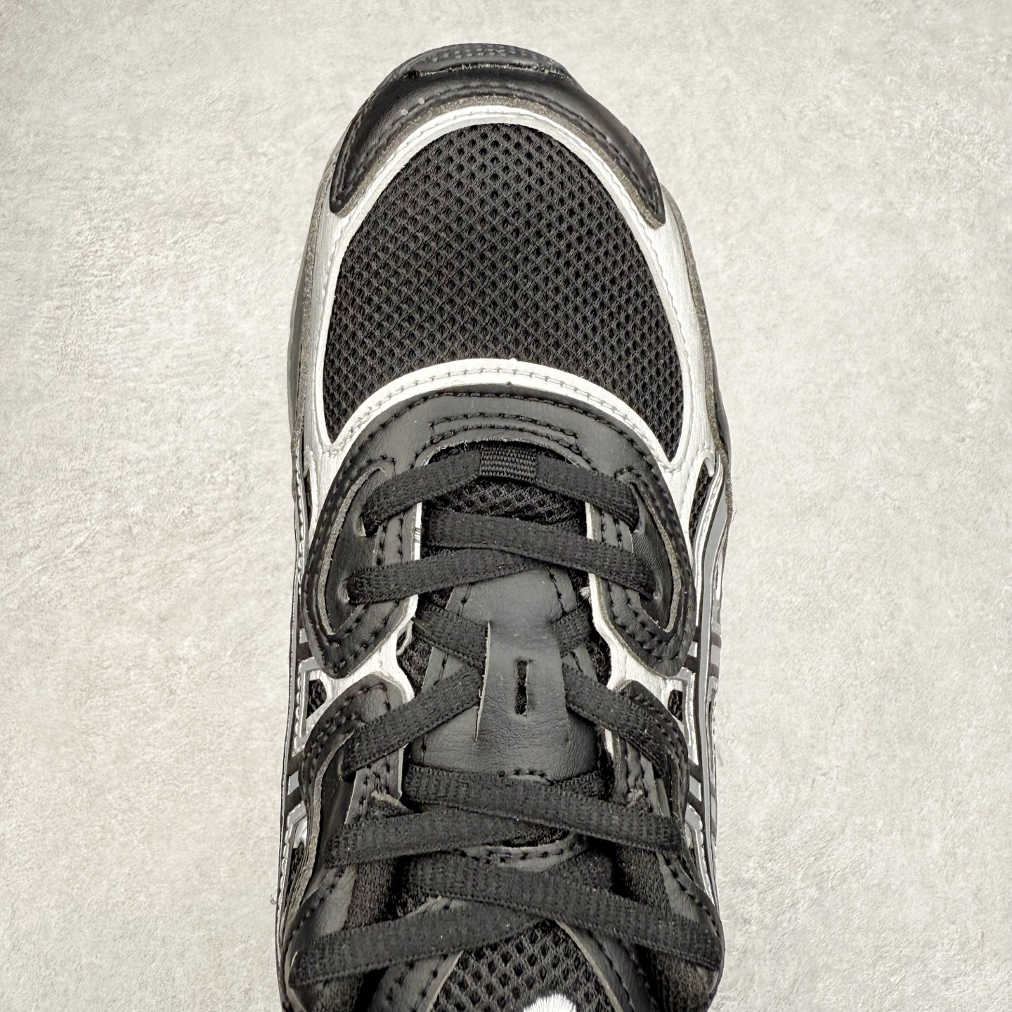 图片[4]-Asics GEL-NYC 亚瑟士防滑耐磨透气低帮运动休闲鞋 GEL-NYC™ 运动鞋的灵感源自传统和现代高性能跑步风格 其鞋面结构参考了 2000 年代初的 GEL-NIMBUS™ 3 鞋 并将其与 MC-PLUS V 设计中的各种装饰融为一体 该工装通过使用 GEL-CUMULUS® 16 鞋的工装系统来对比鞋面的复古风格 通过轻质泡沫和 GEL® 技术嵌入物的结合 这种中底结构有助于创造先进的脚底舒适度 尺码：36 37 37.5 38 39 40.5 41.5 42 42.5 43.5 44 45-选品中心