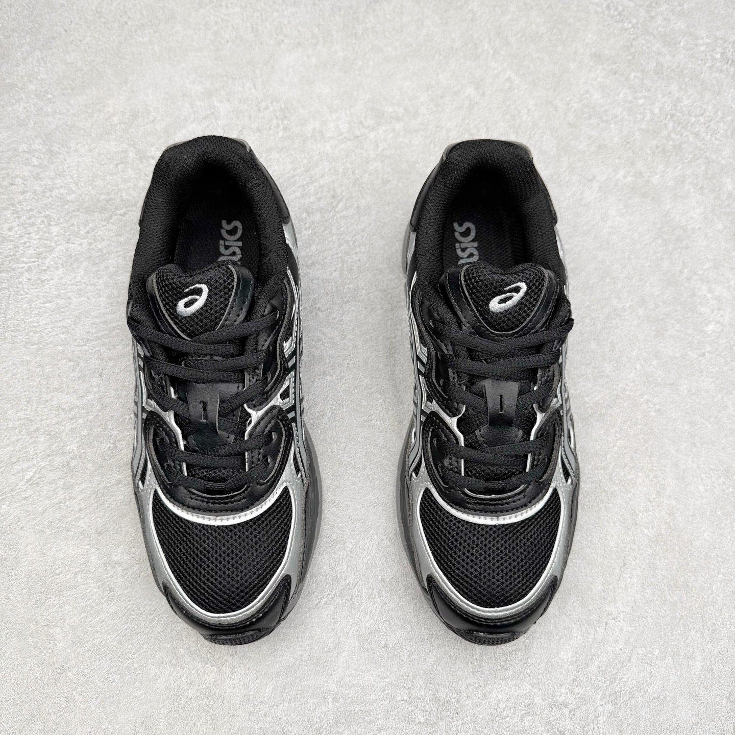 图片[2]-Asics GEL-NYC 亚瑟士防滑耐磨透气低帮运动休闲鞋 GEL-NYC™ 运动鞋的灵感源自传统和现代高性能跑步风格 其鞋面结构参考了 2000 年代初的 GEL-NIMBUS™ 3 鞋 并将其与 MC-PLUS V 设计中的各种装饰融为一体 该工装通过使用 GEL-CUMULUS® 16 鞋的工装系统来对比鞋面的复古风格 通过轻质泡沫和 GEL® 技术嵌入物的结合 这种中底结构有助于创造先进的脚底舒适度 尺码：36 37 37.5 38 39 40.5 41.5 42 42.5 43.5 44 45-选品中心