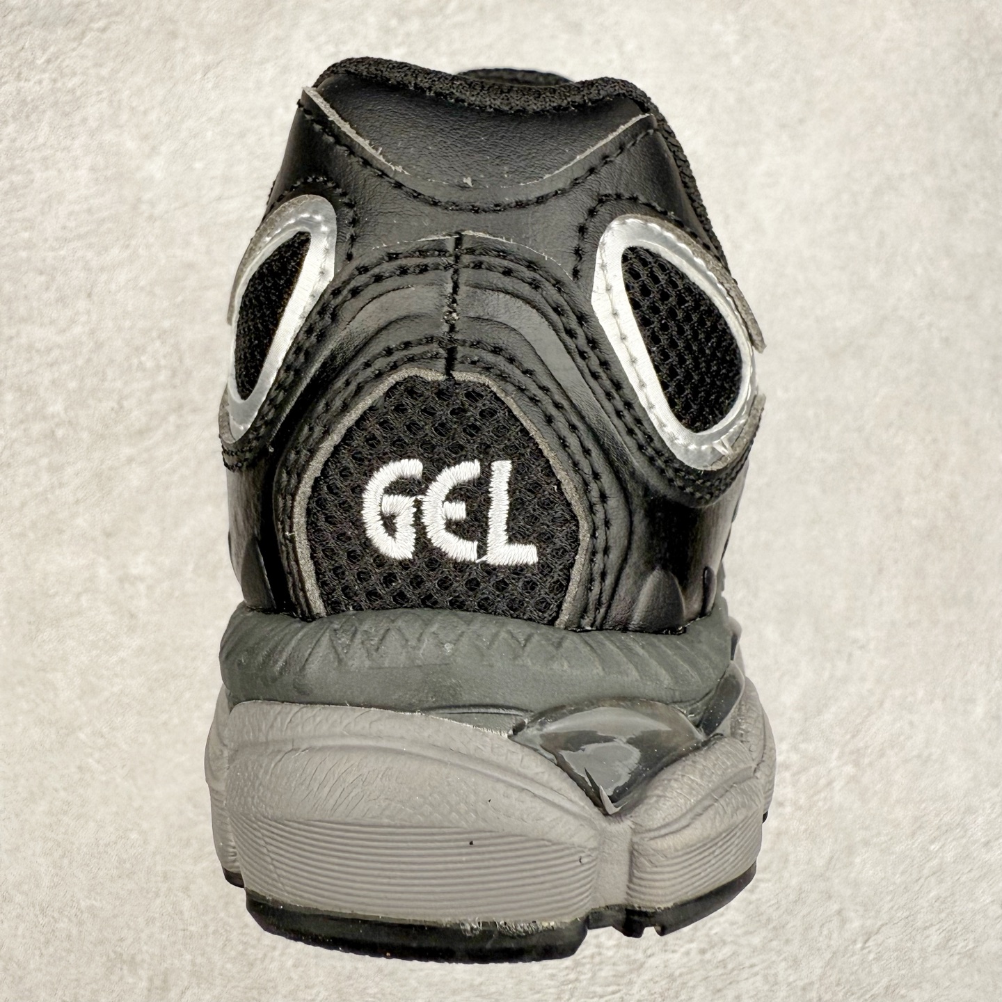 图片[8]-Asics GEL-NYC 亚瑟士防滑耐磨透气低帮运动休闲鞋 GEL-NYC™ 运动鞋的灵感源自传统和现代高性能跑步风格 其鞋面结构参考了 2000 年代初的 GEL-NIMBUS™ 3 鞋 并将其与 MC-PLUS V 设计中的各种装饰融为一体 该工装通过使用 GEL-CUMULUS® 16 鞋的工装系统来对比鞋面的复古风格 通过轻质泡沫和 GEL® 技术嵌入物的结合 这种中底结构有助于创造先进的脚底舒适度 尺码：36 37 37.5 38 39 40.5 41.5 42 42.5 43.5 44 45-选品中心