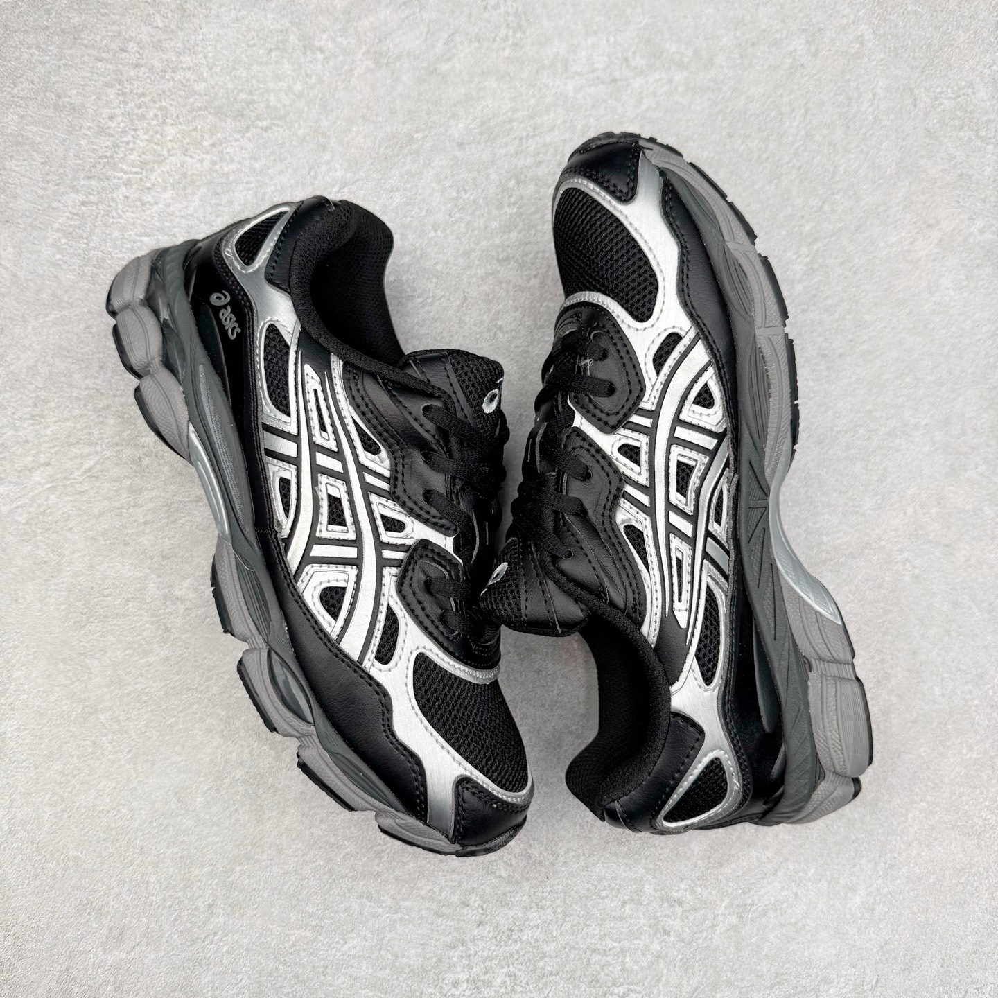 图片[3]-Asics GEL-NYC 亚瑟士防滑耐磨透气低帮运动休闲鞋 GEL-NYC™ 运动鞋的灵感源自传统和现代高性能跑步风格 其鞋面结构参考了 2000 年代初的 GEL-NIMBUS™ 3 鞋 并将其与 MC-PLUS V 设计中的各种装饰融为一体 该工装通过使用 GEL-CUMULUS® 16 鞋的工装系统来对比鞋面的复古风格 通过轻质泡沫和 GEL® 技术嵌入物的结合 这种中底结构有助于创造先进的脚底舒适度 尺码：36 37 37.5 38 39 40.5 41.5 42 42.5 43.5 44 45-选品中心