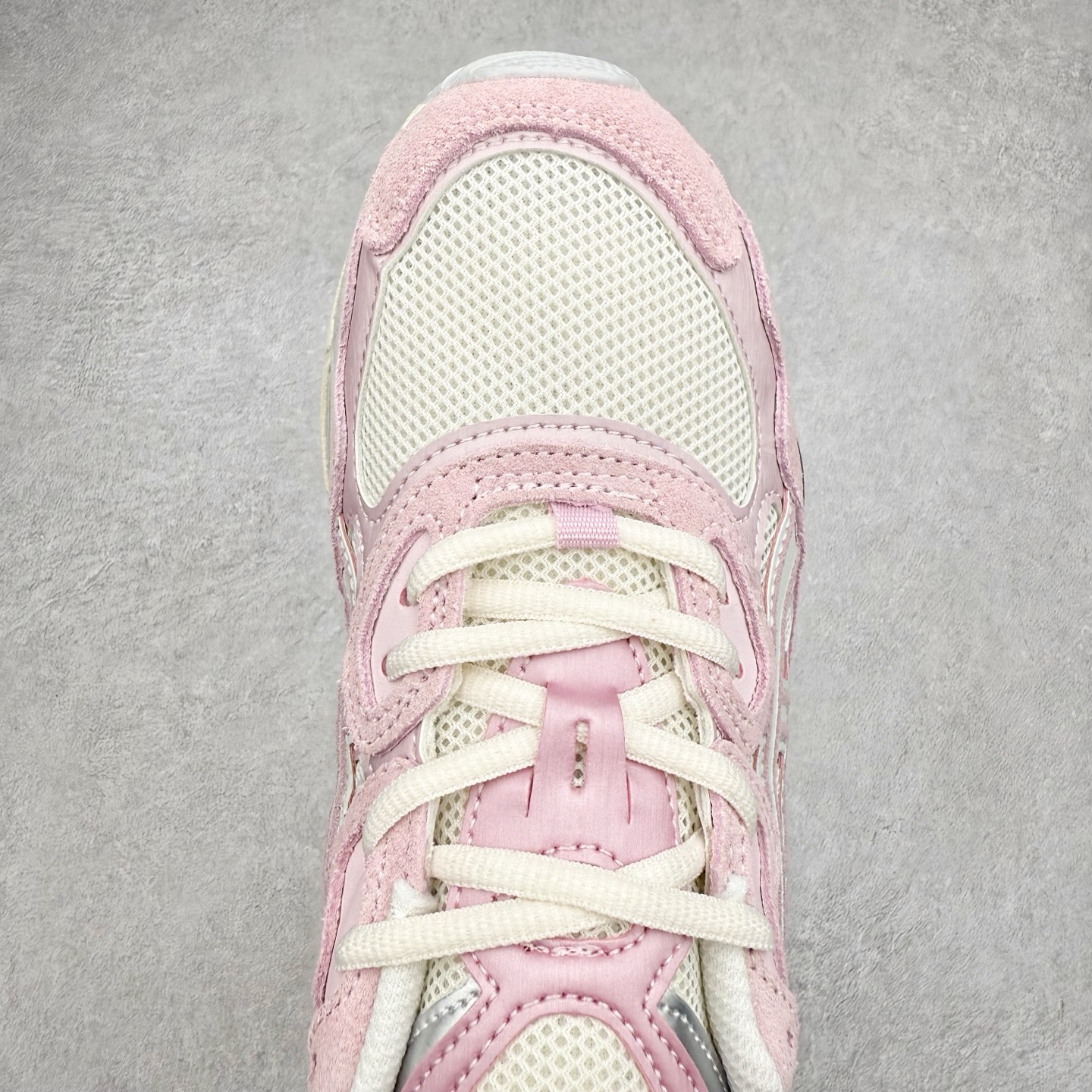 图片[4]-Asics GEL-NYC 亚瑟士防滑耐磨透气低帮运动休闲鞋 GEL-NYC™ 运动鞋的灵感源自传统和现代高性能跑步风格 其鞋面结构参考了 2000 年代初的 GEL-NIMBUS™ 3 鞋 并将其与 MC-PLUS V 设计中的各种装饰融为一体 该工装通过使用 GEL-CUMULUS® 16 鞋的工装系统来对比鞋面的复古风格 通过轻质泡沫和 GEL® 技术嵌入物的结合 这种中底结构有助于创造先进的脚底舒适度 尺码：36 37 37.5 38 39 40.5 41.5 42 42.5 43.5 44 45-选品中心