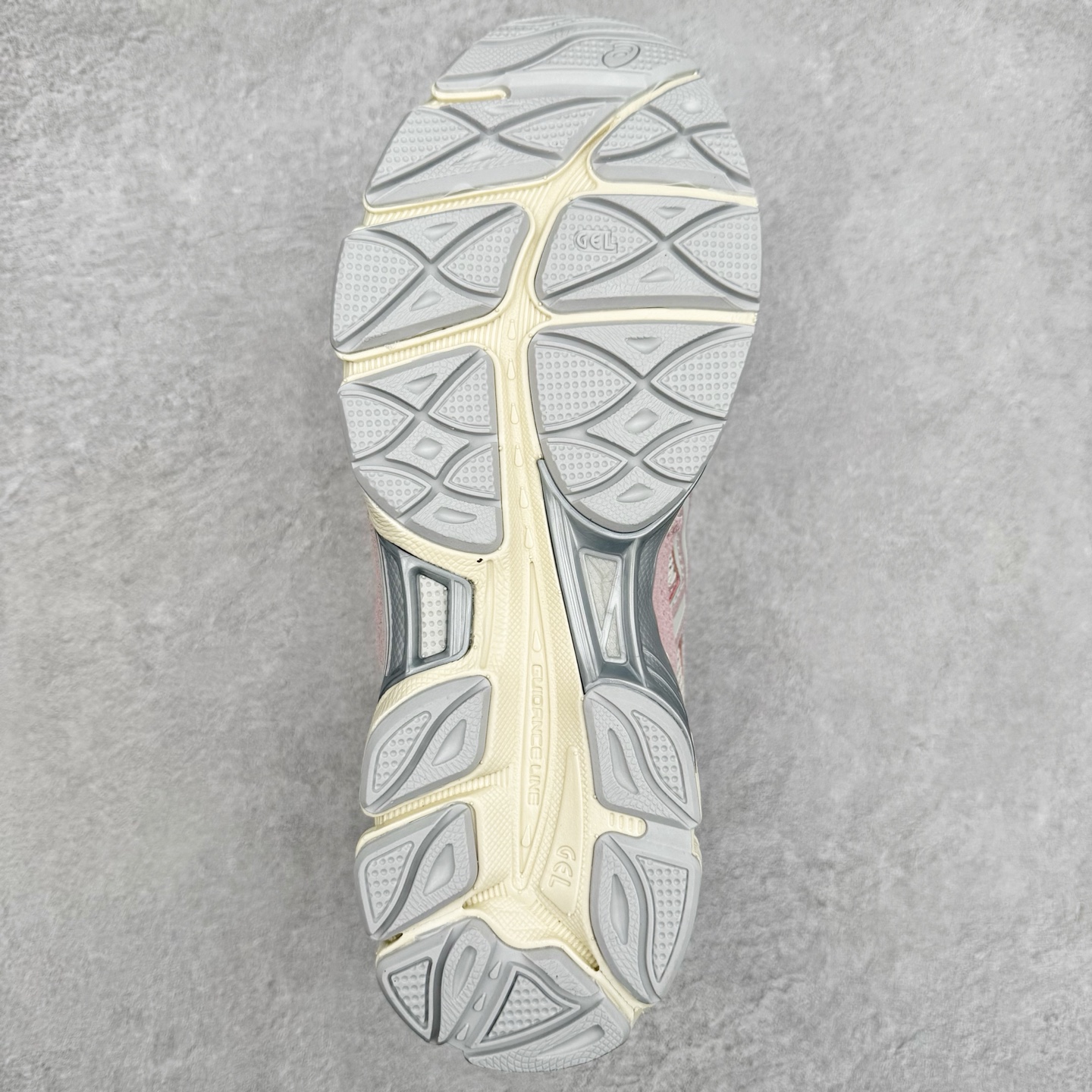 图片[9]-Asics GEL-NYC 亚瑟士防滑耐磨透气低帮运动休闲鞋 GEL-NYC™ 运动鞋的灵感源自传统和现代高性能跑步风格 其鞋面结构参考了 2000 年代初的 GEL-NIMBUS™ 3 鞋 并将其与 MC-PLUS V 设计中的各种装饰融为一体 该工装通过使用 GEL-CUMULUS® 16 鞋的工装系统来对比鞋面的复古风格 通过轻质泡沫和 GEL® 技术嵌入物的结合 这种中底结构有助于创造先进的脚底舒适度 尺码：36 37 37.5 38 39 40.5 41.5 42 42.5 43.5 44 45-选品中心