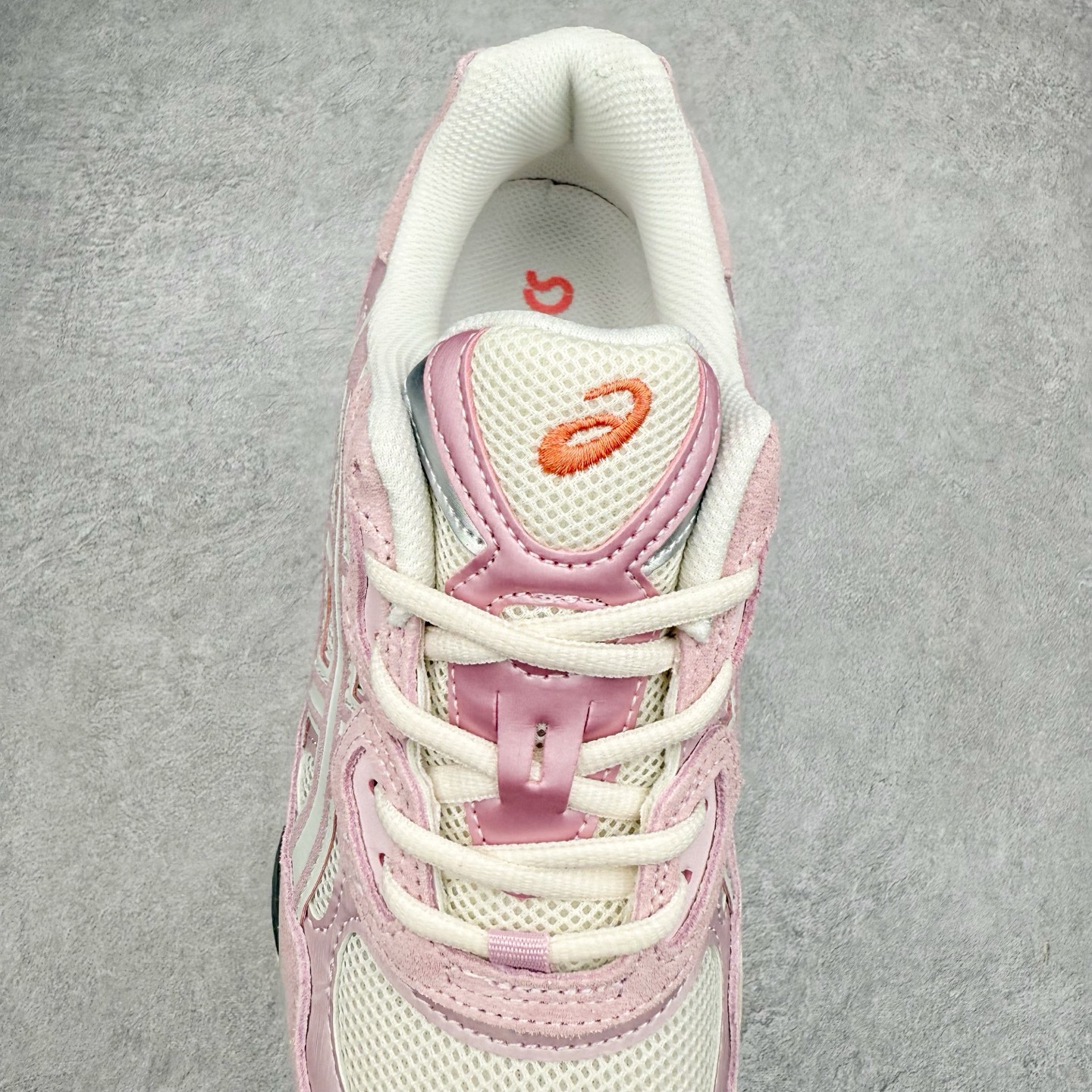 图片[5]-Asics GEL-NYC 亚瑟士防滑耐磨透气低帮运动休闲鞋 GEL-NYC™ 运动鞋的灵感源自传统和现代高性能跑步风格 其鞋面结构参考了 2000 年代初的 GEL-NIMBUS™ 3 鞋 并将其与 MC-PLUS V 设计中的各种装饰融为一体 该工装通过使用 GEL-CUMULUS® 16 鞋的工装系统来对比鞋面的复古风格 通过轻质泡沫和 GEL® 技术嵌入物的结合 这种中底结构有助于创造先进的脚底舒适度 尺码：36 37 37.5 38 39 40.5 41.5 42 42.5 43.5 44 45-选品中心