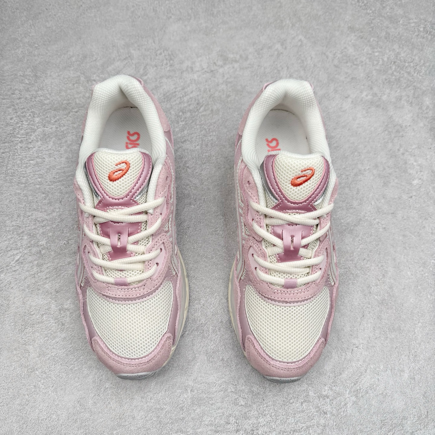 图片[2]-Asics GEL-NYC 亚瑟士防滑耐磨透气低帮运动休闲鞋 GEL-NYC™ 运动鞋的灵感源自传统和现代高性能跑步风格 其鞋面结构参考了 2000 年代初的 GEL-NIMBUS™ 3 鞋 并将其与 MC-PLUS V 设计中的各种装饰融为一体 该工装通过使用 GEL-CUMULUS® 16 鞋的工装系统来对比鞋面的复古风格 通过轻质泡沫和 GEL® 技术嵌入物的结合 这种中底结构有助于创造先进的脚底舒适度 尺码：36 37 37.5 38 39 40.5 41.5 42 42.5 43.5 44 45-选品中心