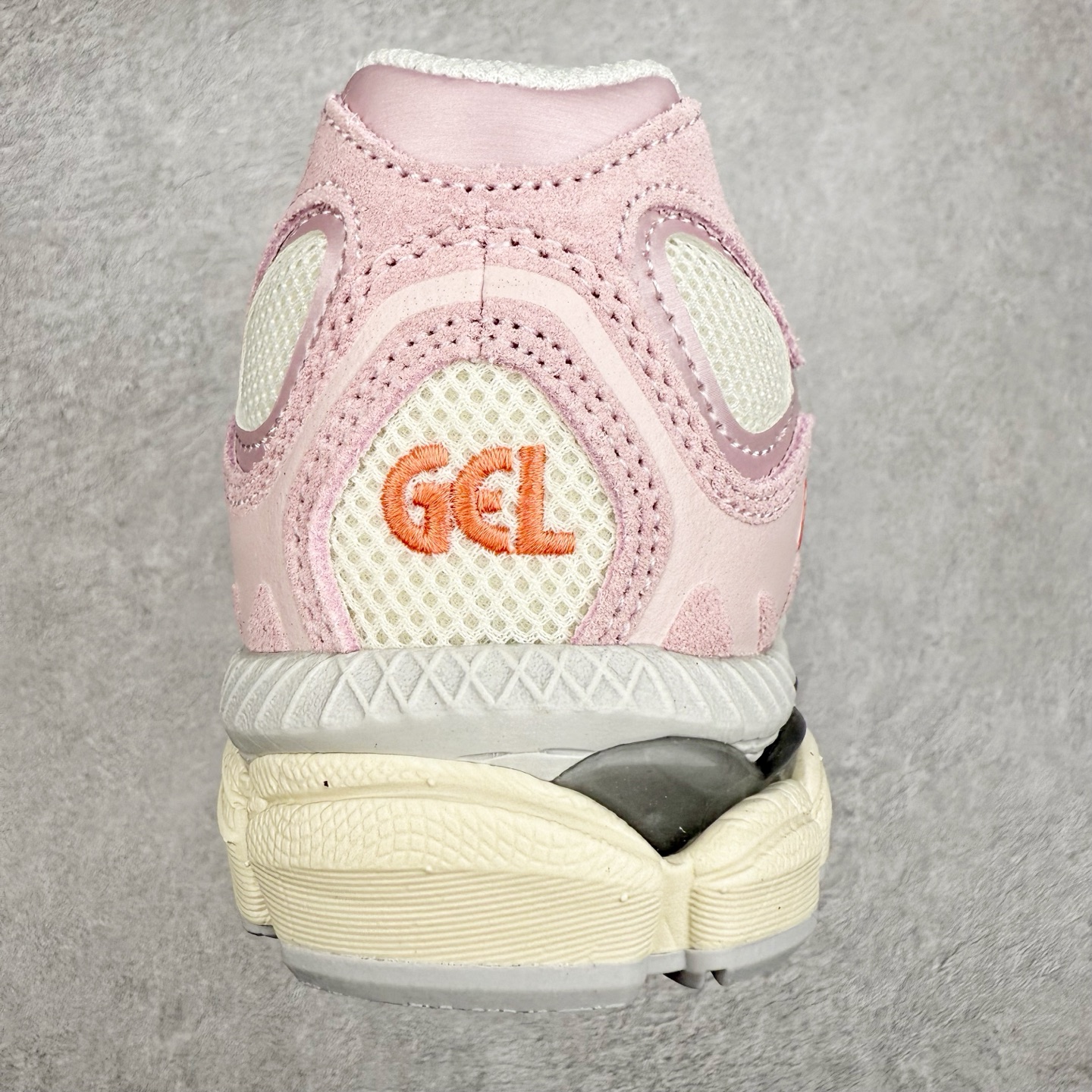 图片[8]-Asics GEL-NYC 亚瑟士防滑耐磨透气低帮运动休闲鞋 GEL-NYC™ 运动鞋的灵感源自传统和现代高性能跑步风格 其鞋面结构参考了 2000 年代初的 GEL-NIMBUS™ 3 鞋 并将其与 MC-PLUS V 设计中的各种装饰融为一体 该工装通过使用 GEL-CUMULUS® 16 鞋的工装系统来对比鞋面的复古风格 通过轻质泡沫和 GEL® 技术嵌入物的结合 这种中底结构有助于创造先进的脚底舒适度 尺码：36 37 37.5 38 39 40.5 41.5 42 42.5 43.5 44 45-选品中心