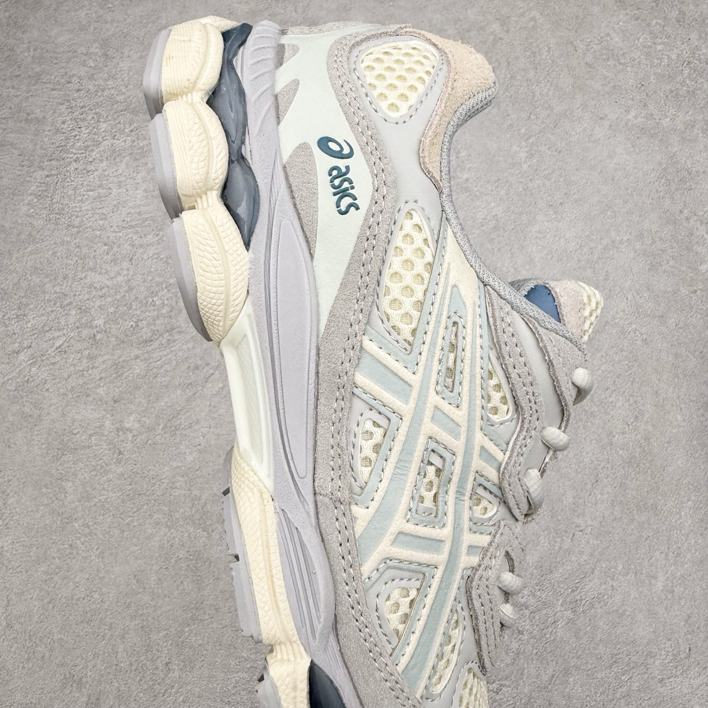 图片[6]-Asics GEL-NYC 亚瑟士防滑耐磨透气低帮运动休闲鞋 GEL-NYC™ 运动鞋的灵感源自传统和现代高性能跑步风格 其鞋面结构参考了 2000 年代初的 GEL-NIMBUS™ 3 鞋 并将其与 MC-PLUS V 设计中的各种装饰融为一体 该工装通过使用 GEL-CUMULUS® 16 鞋的工装系统来对比鞋面的复古风格 通过轻质泡沫和 GEL® 技术嵌入物的结合 这种中底结构有助于创造先进的脚底舒适度 尺码：36 37 37.5 38 39 40.5 41.5 42 42.5 43.5 44 45-选品中心