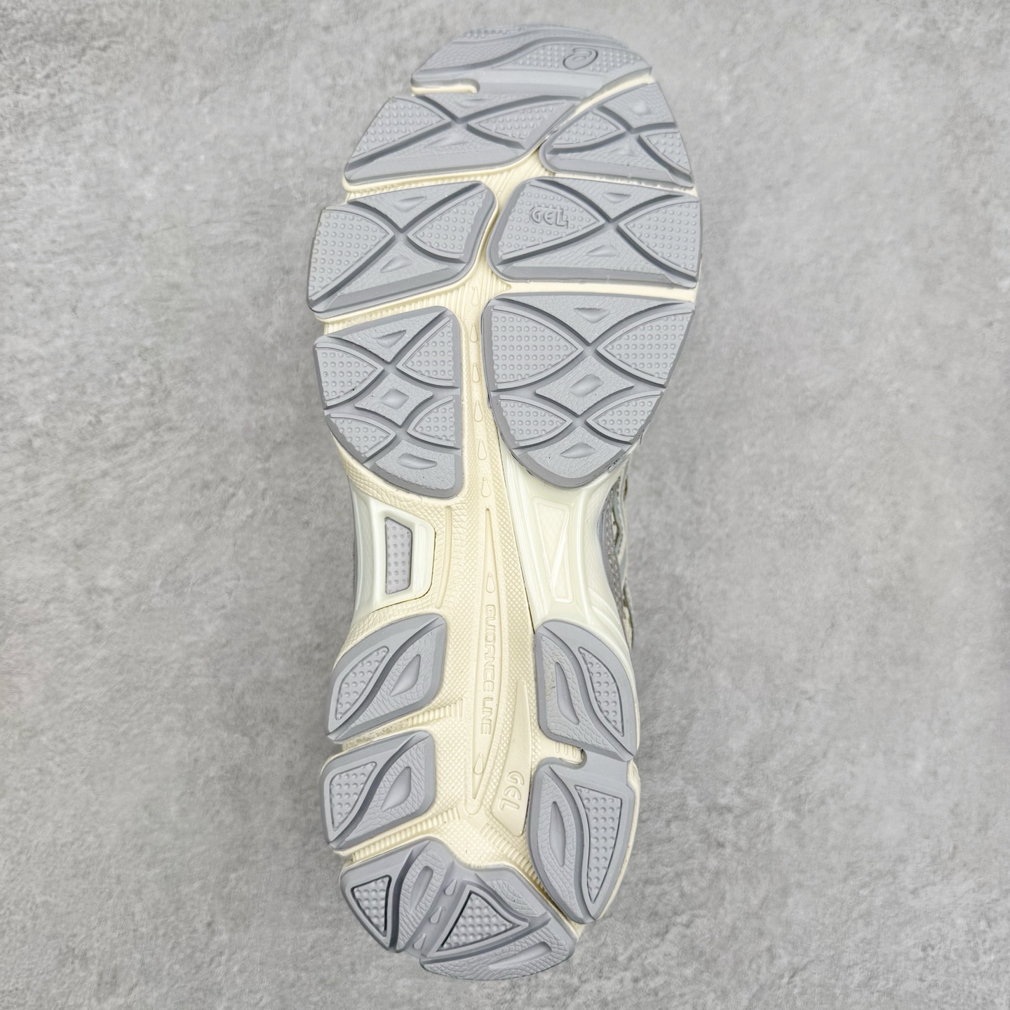 图片[9]-Asics GEL-NYC 亚瑟士防滑耐磨透气低帮运动休闲鞋 GEL-NYC™ 运动鞋的灵感源自传统和现代高性能跑步风格 其鞋面结构参考了 2000 年代初的 GEL-NIMBUS™ 3 鞋 并将其与 MC-PLUS V 设计中的各种装饰融为一体 该工装通过使用 GEL-CUMULUS® 16 鞋的工装系统来对比鞋面的复古风格 通过轻质泡沫和 GEL® 技术嵌入物的结合 这种中底结构有助于创造先进的脚底舒适度 尺码：36 37 37.5 38 39 40.5 41.5 42 42.5 43.5 44 45-选品中心