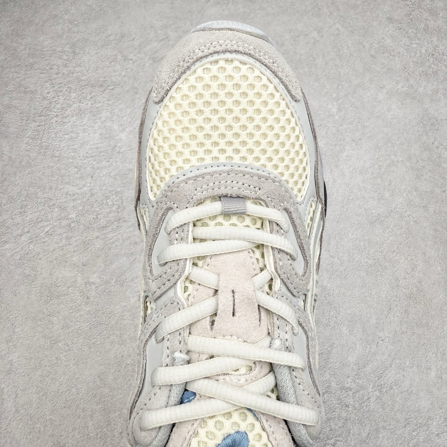 图片[4]-Asics GEL-NYC 亚瑟士防滑耐磨透气低帮运动休闲鞋 GEL-NYC™ 运动鞋的灵感源自传统和现代高性能跑步风格 其鞋面结构参考了 2000 年代初的 GEL-NIMBUS™ 3 鞋 并将其与 MC-PLUS V 设计中的各种装饰融为一体 该工装通过使用 GEL-CUMULUS® 16 鞋的工装系统来对比鞋面的复古风格 通过轻质泡沫和 GEL® 技术嵌入物的结合 这种中底结构有助于创造先进的脚底舒适度 尺码：36 37 37.5 38 39 40.5 41.5 42 42.5 43.5 44 45-选品中心