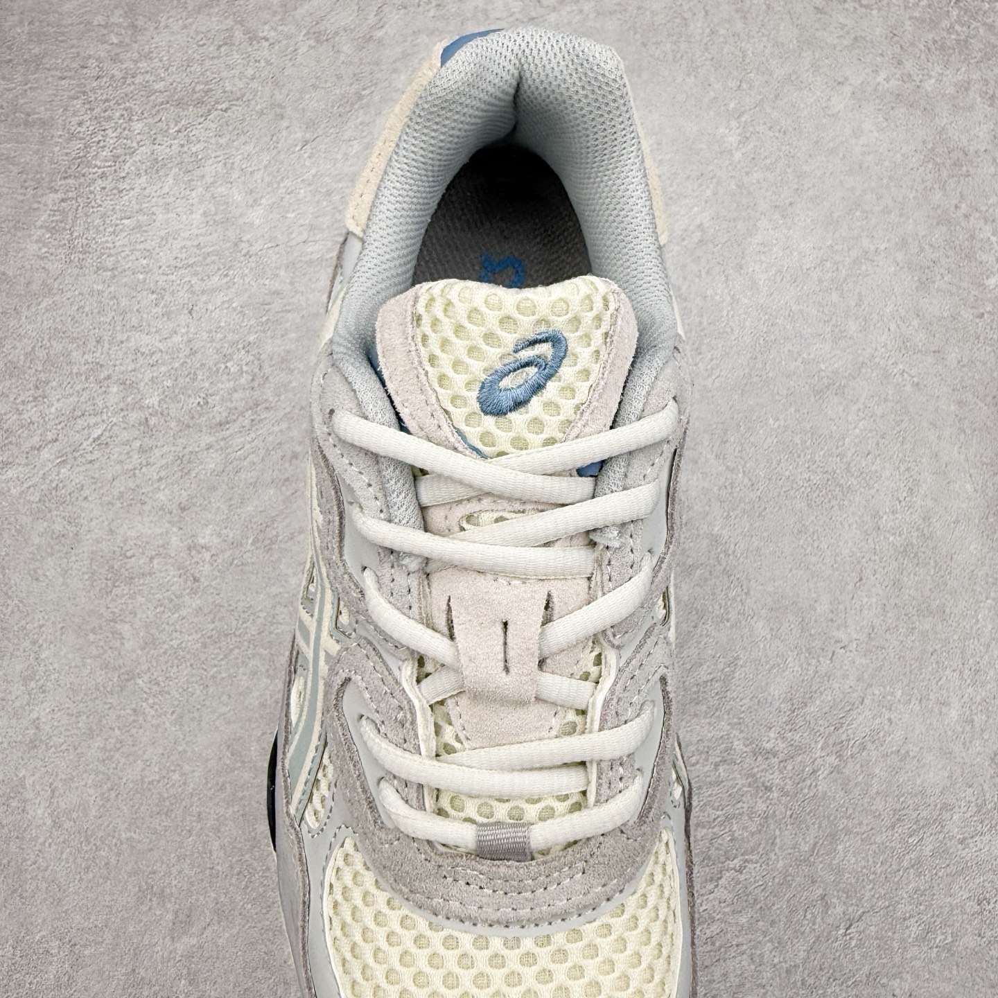 图片[5]-Asics GEL-NYC 亚瑟士防滑耐磨透气低帮运动休闲鞋 GEL-NYC™ 运动鞋的灵感源自传统和现代高性能跑步风格 其鞋面结构参考了 2000 年代初的 GEL-NIMBUS™ 3 鞋 并将其与 MC-PLUS V 设计中的各种装饰融为一体 该工装通过使用 GEL-CUMULUS® 16 鞋的工装系统来对比鞋面的复古风格 通过轻质泡沫和 GEL® 技术嵌入物的结合 这种中底结构有助于创造先进的脚底舒适度 尺码：36 37 37.5 38 39 40.5 41.5 42 42.5 43.5 44 45-选品中心