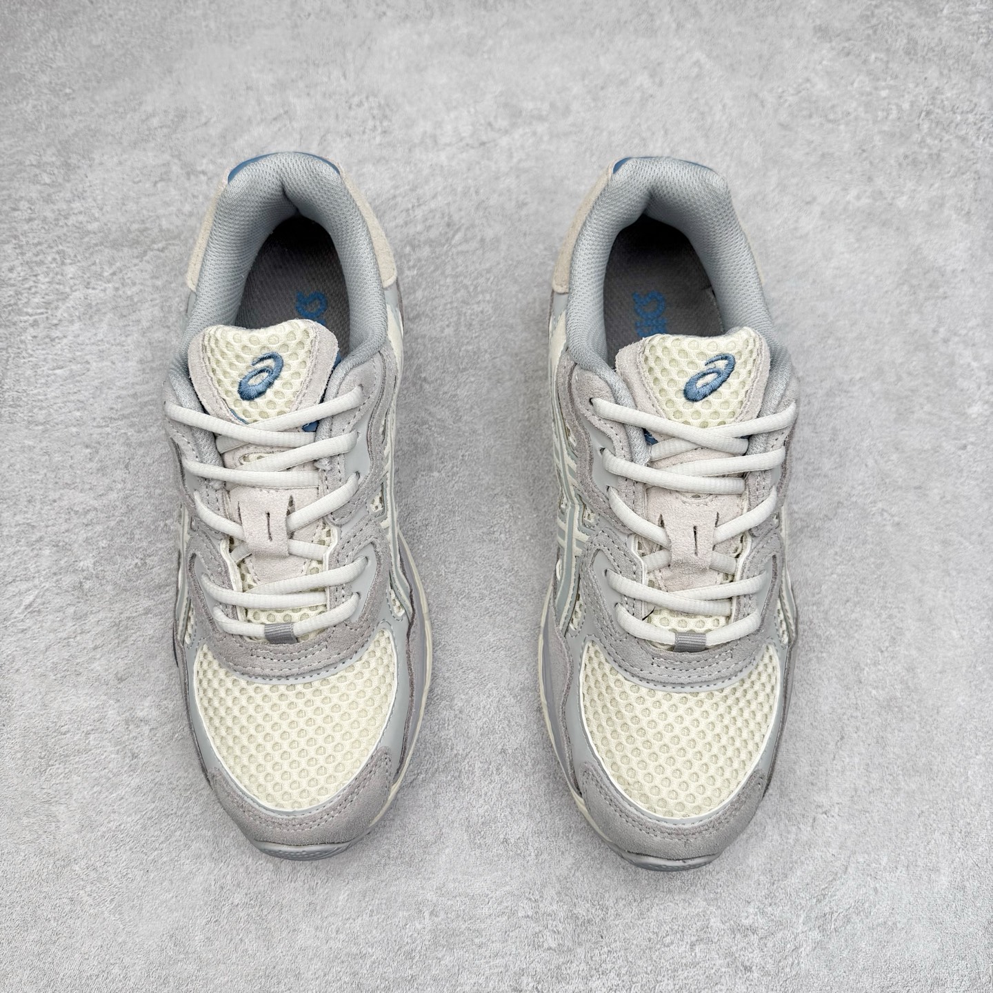 图片[2]-Asics GEL-NYC 亚瑟士防滑耐磨透气低帮运动休闲鞋 GEL-NYC™ 运动鞋的灵感源自传统和现代高性能跑步风格 其鞋面结构参考了 2000 年代初的 GEL-NIMBUS™ 3 鞋 并将其与 MC-PLUS V 设计中的各种装饰融为一体 该工装通过使用 GEL-CUMULUS® 16 鞋的工装系统来对比鞋面的复古风格 通过轻质泡沫和 GEL® 技术嵌入物的结合 这种中底结构有助于创造先进的脚底舒适度 尺码：36 37 37.5 38 39 40.5 41.5 42 42.5 43.5 44 45-选品中心