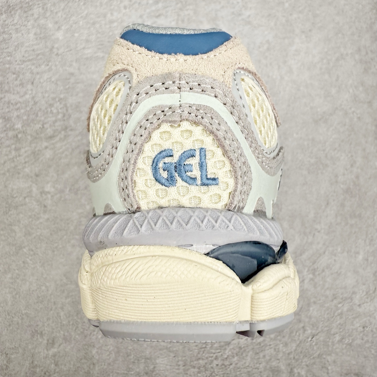 图片[8]-Asics GEL-NYC 亚瑟士防滑耐磨透气低帮运动休闲鞋 GEL-NYC™ 运动鞋的灵感源自传统和现代高性能跑步风格 其鞋面结构参考了 2000 年代初的 GEL-NIMBUS™ 3 鞋 并将其与 MC-PLUS V 设计中的各种装饰融为一体 该工装通过使用 GEL-CUMULUS® 16 鞋的工装系统来对比鞋面的复古风格 通过轻质泡沫和 GEL® 技术嵌入物的结合 这种中底结构有助于创造先进的脚底舒适度 尺码：36 37 37.5 38 39 40.5 41.5 42 42.5 43.5 44 45-选品中心