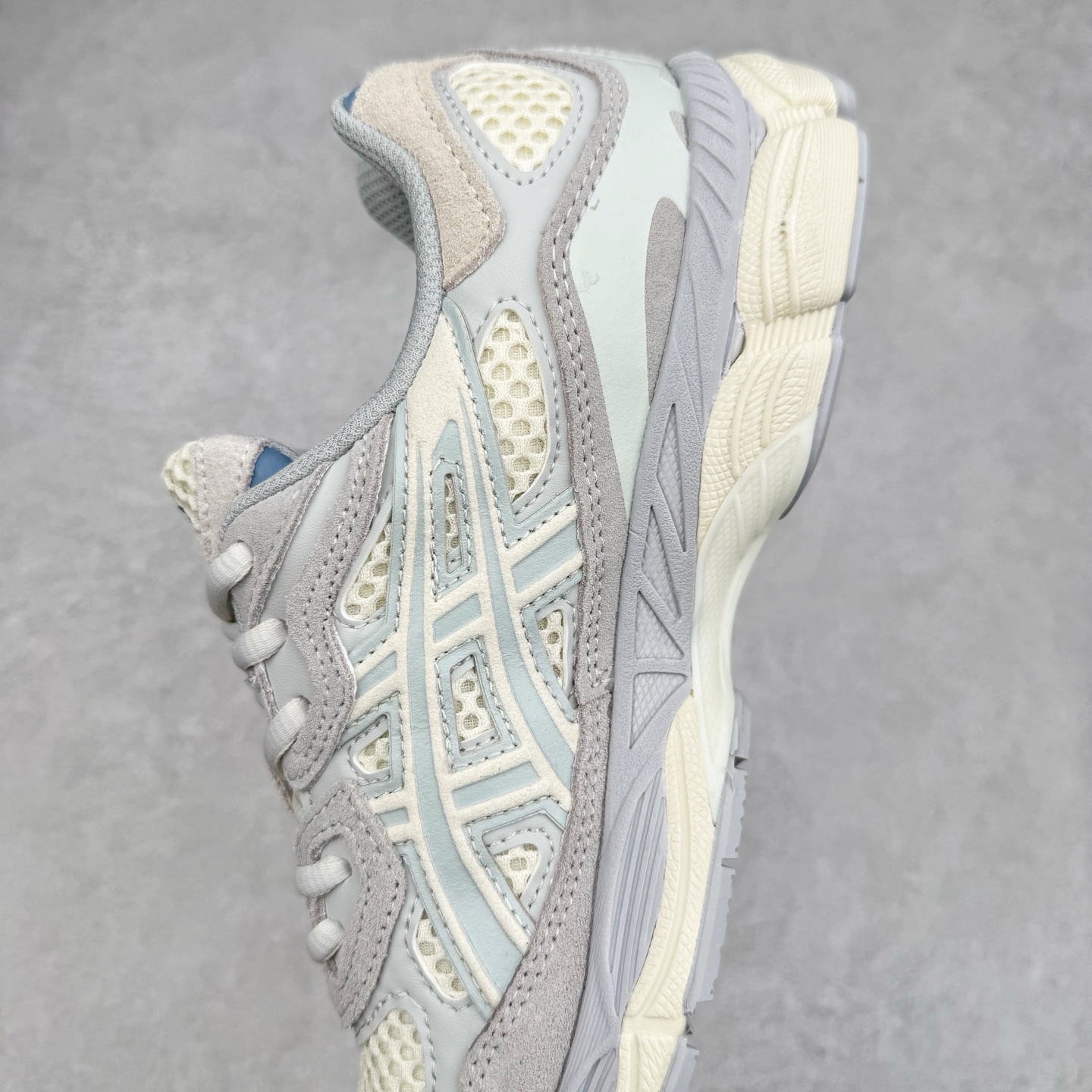 图片[7]-Asics GEL-NYC 亚瑟士防滑耐磨透气低帮运动休闲鞋 GEL-NYC™ 运动鞋的灵感源自传统和现代高性能跑步风格 其鞋面结构参考了 2000 年代初的 GEL-NIMBUS™ 3 鞋 并将其与 MC-PLUS V 设计中的各种装饰融为一体 该工装通过使用 GEL-CUMULUS® 16 鞋的工装系统来对比鞋面的复古风格 通过轻质泡沫和 GEL® 技术嵌入物的结合 这种中底结构有助于创造先进的脚底舒适度 尺码：36 37 37.5 38 39 40.5 41.5 42 42.5 43.5 44 45-选品中心