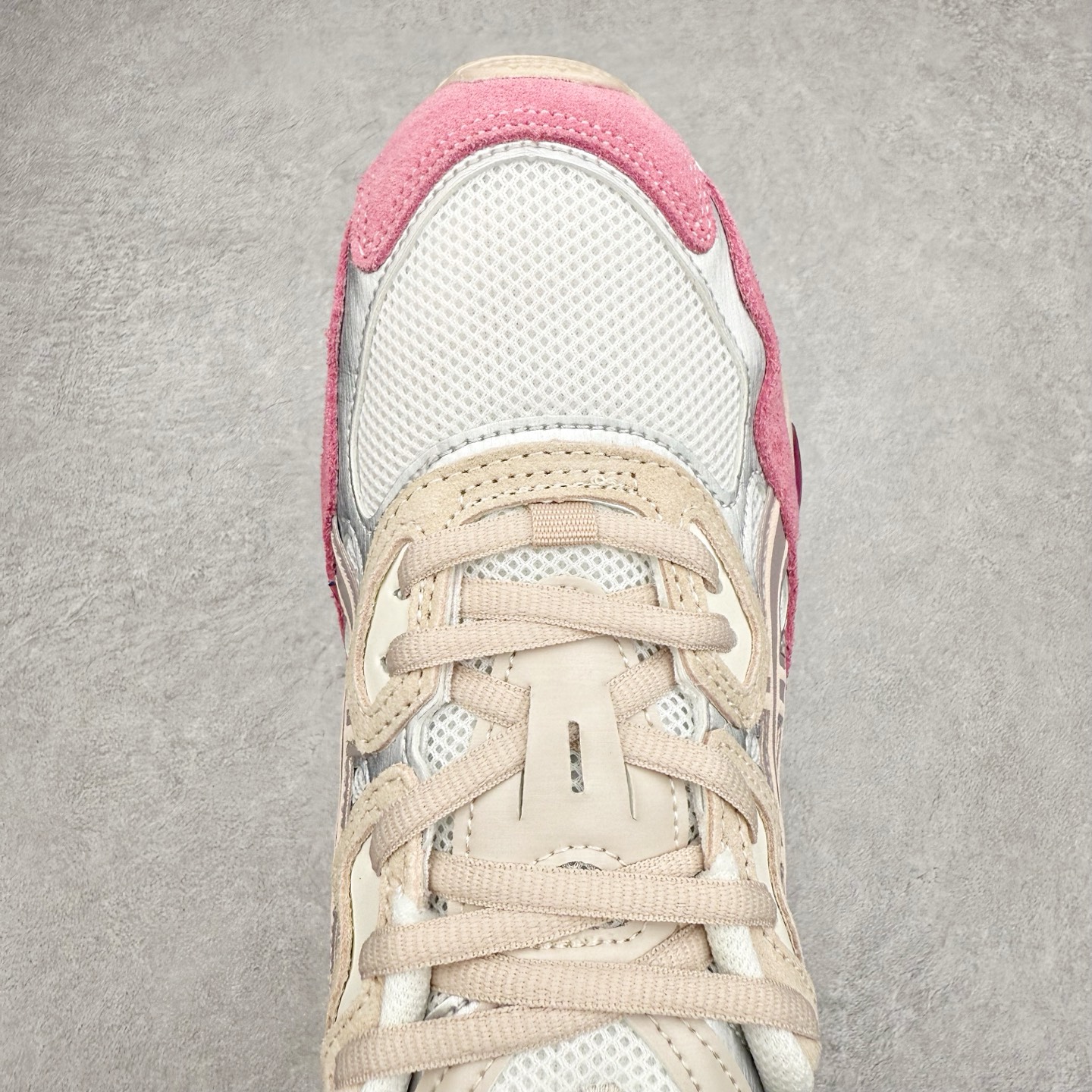 图片[4]-Asics GEL-NYC 亚瑟士防滑耐磨透气低帮运动休闲鞋 GEL-NYC™ 运动鞋的灵感源自传统和现代高性能跑步风格 其鞋面结构参考了 2000 年代初的 GEL-NIMBUS™ 3 鞋 并将其与 MC-PLUS V 设计中的各种装饰融为一体 该工装通过使用 GEL-CUMULUS® 16 鞋的工装系统来对比鞋面的复古风格 通过轻质泡沫和 GEL® 技术嵌入物的结合 这种中底结构有助于创造先进的脚底舒适度 尺码：36 37 37.5 38 39 40.5 41.5 42 42.5 43.5 44 45-选品中心