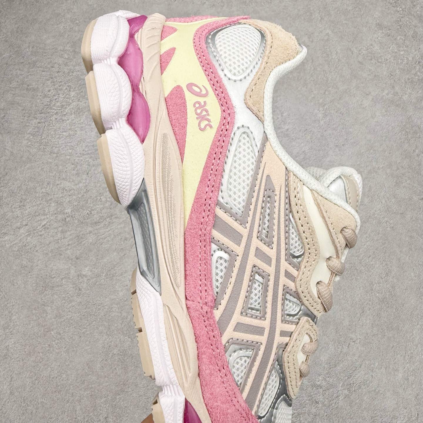 图片[6]-Asics GEL-NYC 亚瑟士防滑耐磨透气低帮运动休闲鞋 GEL-NYC™ 运动鞋的灵感源自传统和现代高性能跑步风格 其鞋面结构参考了 2000 年代初的 GEL-NIMBUS™ 3 鞋 并将其与 MC-PLUS V 设计中的各种装饰融为一体 该工装通过使用 GEL-CUMULUS® 16 鞋的工装系统来对比鞋面的复古风格 通过轻质泡沫和 GEL® 技术嵌入物的结合 这种中底结构有助于创造先进的脚底舒适度 尺码：36 37 37.5 38 39 40.5 41.5 42 42.5 43.5 44 45-选品中心