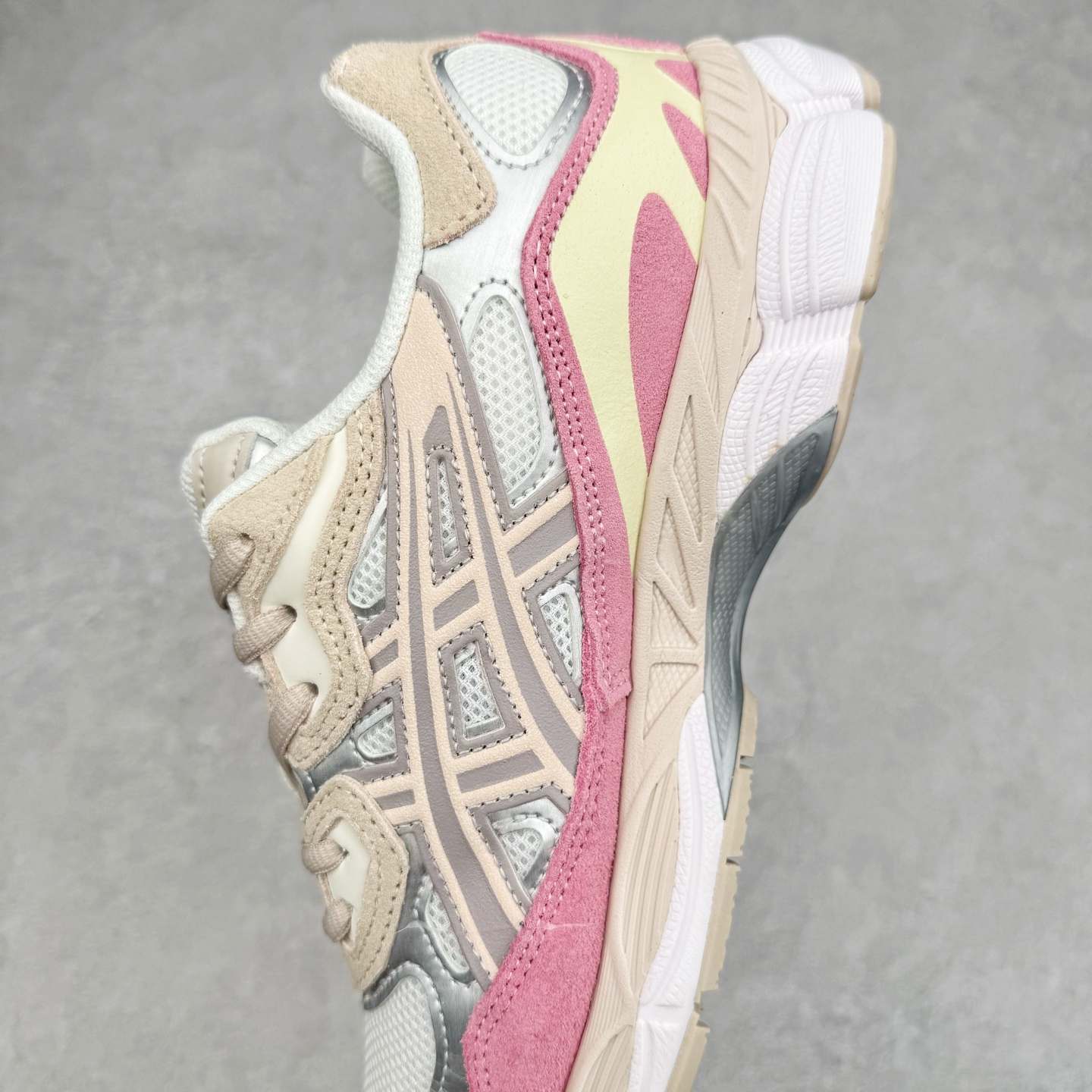 图片[7]-Asics GEL-NYC 亚瑟士防滑耐磨透气低帮运动休闲鞋 GEL-NYC™ 运动鞋的灵感源自传统和现代高性能跑步风格 其鞋面结构参考了 2000 年代初的 GEL-NIMBUS™ 3 鞋 并将其与 MC-PLUS V 设计中的各种装饰融为一体 该工装通过使用 GEL-CUMULUS® 16 鞋的工装系统来对比鞋面的复古风格 通过轻质泡沫和 GEL® 技术嵌入物的结合 这种中底结构有助于创造先进的脚底舒适度 尺码：36 37 37.5 38 39 40.5 41.5 42 42.5 43.5 44 45-选品中心