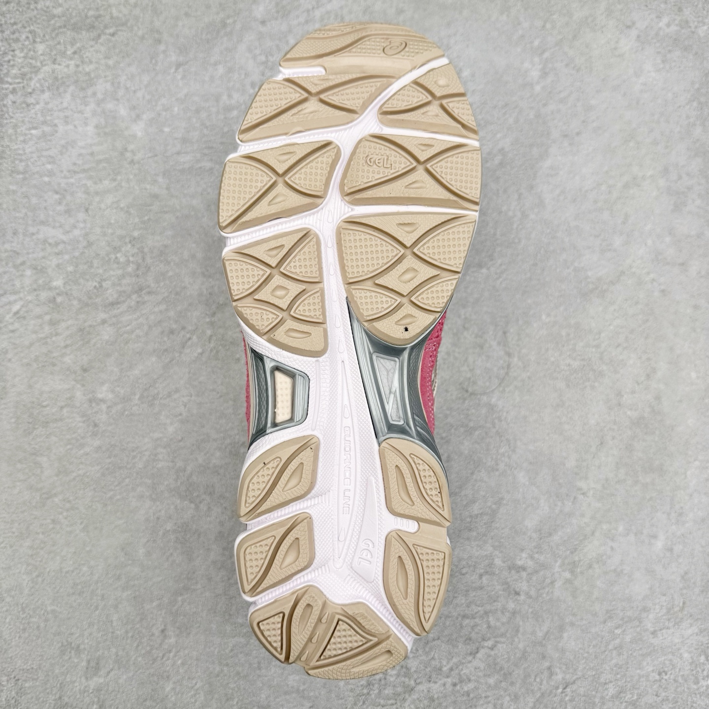 图片[9]-Asics GEL-NYC 亚瑟士防滑耐磨透气低帮运动休闲鞋 GEL-NYC™ 运动鞋的灵感源自传统和现代高性能跑步风格 其鞋面结构参考了 2000 年代初的 GEL-NIMBUS™ 3 鞋 并将其与 MC-PLUS V 设计中的各种装饰融为一体 该工装通过使用 GEL-CUMULUS® 16 鞋的工装系统来对比鞋面的复古风格 通过轻质泡沫和 GEL® 技术嵌入物的结合 这种中底结构有助于创造先进的脚底舒适度 尺码：36 37 37.5 38 39 40.5 41.5 42 42.5 43.5 44 45-选品中心