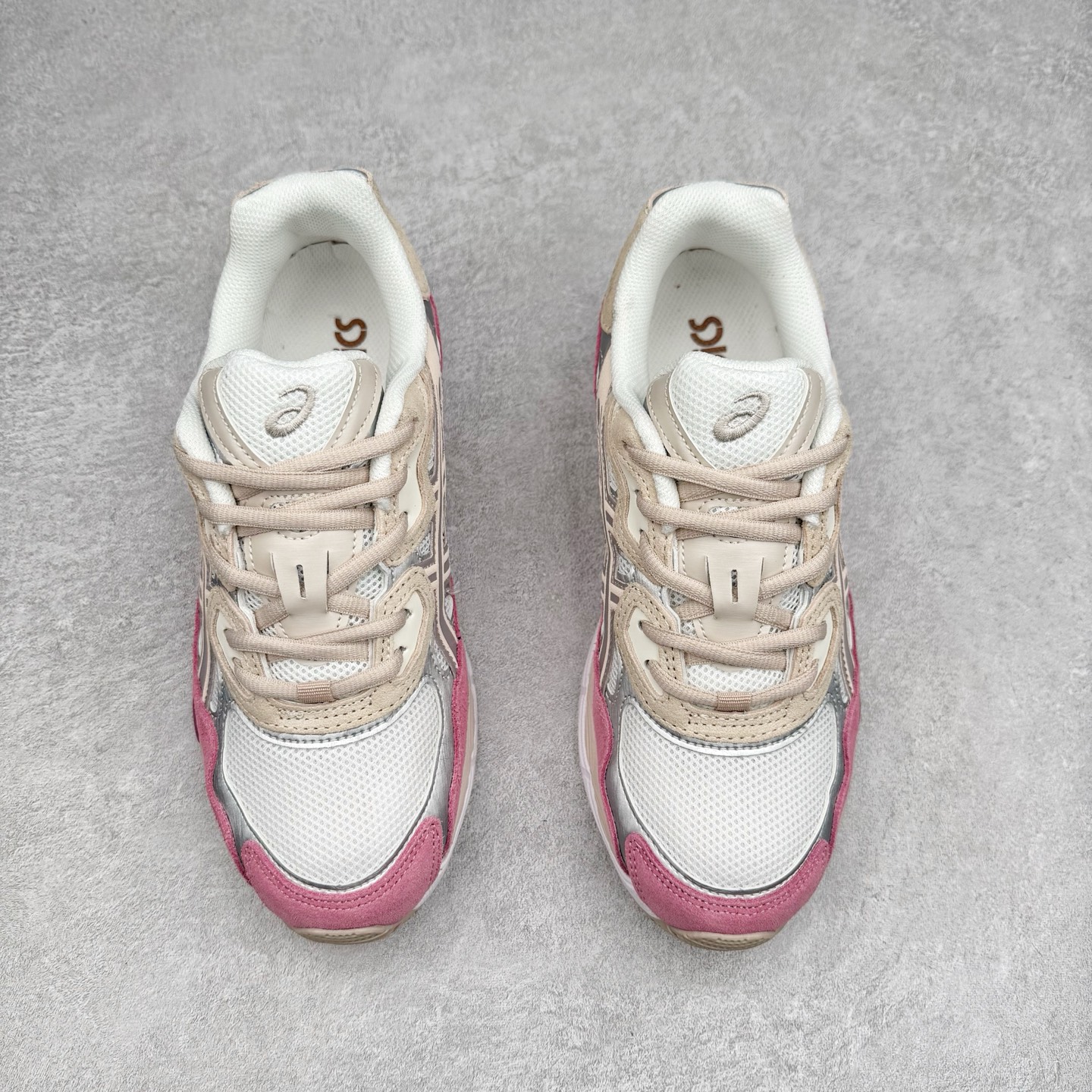 图片[2]-Asics GEL-NYC 亚瑟士防滑耐磨透气低帮运动休闲鞋 GEL-NYC™ 运动鞋的灵感源自传统和现代高性能跑步风格 其鞋面结构参考了 2000 年代初的 GEL-NIMBUS™ 3 鞋 并将其与 MC-PLUS V 设计中的各种装饰融为一体 该工装通过使用 GEL-CUMULUS® 16 鞋的工装系统来对比鞋面的复古风格 通过轻质泡沫和 GEL® 技术嵌入物的结合 这种中底结构有助于创造先进的脚底舒适度 尺码：36 37 37.5 38 39 40.5 41.5 42 42.5 43.5 44 45-选品中心