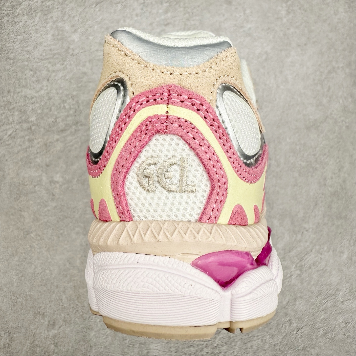 图片[8]-Asics GEL-NYC 亚瑟士防滑耐磨透气低帮运动休闲鞋 GEL-NYC™ 运动鞋的灵感源自传统和现代高性能跑步风格 其鞋面结构参考了 2000 年代初的 GEL-NIMBUS™ 3 鞋 并将其与 MC-PLUS V 设计中的各种装饰融为一体 该工装通过使用 GEL-CUMULUS® 16 鞋的工装系统来对比鞋面的复古风格 通过轻质泡沫和 GEL® 技术嵌入物的结合 这种中底结构有助于创造先进的脚底舒适度 尺码：36 37 37.5 38 39 40.5 41.5 42 42.5 43.5 44 45-选品中心