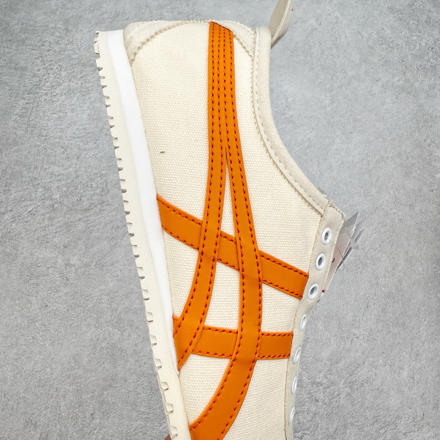 图片[6]-＃C版 Asics Onitsuka Tiger MEXICO 66 亚瑟士鬼冢虎复古经典板鞋 CNY 龙年限定 白红 市场王者选手 海外订单工厂出品 长期生产补货永不断码 超成熟稳定的做工品控 原装全套纸板楦头开发 原汁原味 完美呈现版型 私模正确鞋底咬花纹路 一比一鞋头弧度高度鞋身弧度 绝不口嗨 细节品控鞋型随意秒杀市面 原档咬花纹路私模大底 一个单元有六个三角形 总体形拼接呈现花瓣状 官方四联吊牌 原装Ortholite轻量化鞋垫 原盒原配 质保卡 说明书 钢印防尘纸 纸板中底带钢印 乳胶组合鞋垫 支持全方位的对比专柜 产品从款式颜色造型上体现出追求舒适和细节的完美 鞋类更是推崇手工制作的严谨与完美 融舒适性与可穿性的设计风格 注重细节的完美和别致魅力 既保持稳重 又不失轻松的时尚感 尺码：36 37 37.5 38 39 39.5 40 40.5 41.5 42 42.5 43.5 44 45-选品中心
