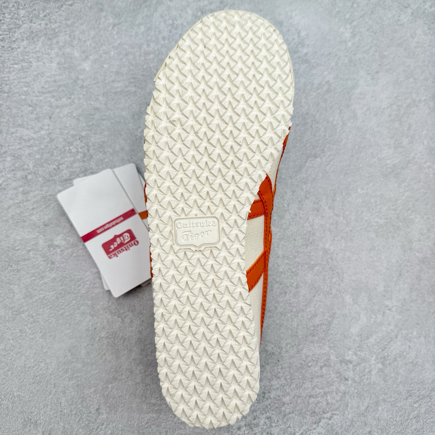 图片[8]-＃C版 Asics Onitsuka Tiger MEXICO 66 亚瑟士鬼冢虎复古经典板鞋 CNY 龙年限定 白红 市场王者选手 海外订单工厂出品 长期生产补货永不断码 超成熟稳定的做工品控 原装全套纸板楦头开发 原汁原味 完美呈现版型 私模正确鞋底咬花纹路 一比一鞋头弧度高度鞋身弧度 绝不口嗨 细节品控鞋型随意秒杀市面 原档咬花纹路私模大底 一个单元有六个三角形 总体形拼接呈现花瓣状 官方四联吊牌 原装Ortholite轻量化鞋垫 原盒原配 质保卡 说明书 钢印防尘纸 纸板中底带钢印 乳胶组合鞋垫 支持全方位的对比专柜 产品从款式颜色造型上体现出追求舒适和细节的完美 鞋类更是推崇手工制作的严谨与完美 融舒适性与可穿性的设计风格 注重细节的完美和别致魅力 既保持稳重 又不失轻松的时尚感 尺码：36 37 37.5 38 39 39.5 40 40.5 41.5 42 42.5 43.5 44 45-选品中心