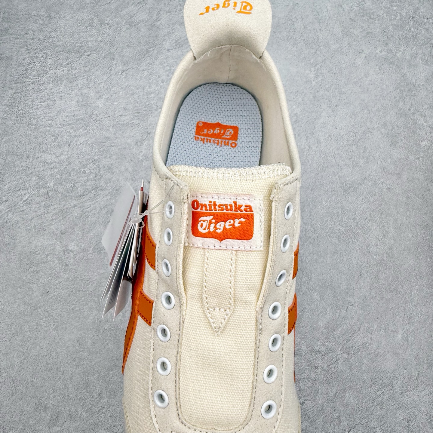 图片[5]-＃C版 Asics Onitsuka Tiger MEXICO 66 亚瑟士鬼冢虎复古经典板鞋 CNY 龙年限定 白红 市场王者选手 海外订单工厂出品 长期生产补货永不断码 超成熟稳定的做工品控 原装全套纸板楦头开发 原汁原味 完美呈现版型 私模正确鞋底咬花纹路 一比一鞋头弧度高度鞋身弧度 绝不口嗨 细节品控鞋型随意秒杀市面 原档咬花纹路私模大底 一个单元有六个三角形 总体形拼接呈现花瓣状 官方四联吊牌 原装Ortholite轻量化鞋垫 原盒原配 质保卡 说明书 钢印防尘纸 纸板中底带钢印 乳胶组合鞋垫 支持全方位的对比专柜 产品从款式颜色造型上体现出追求舒适和细节的完美 鞋类更是推崇手工制作的严谨与完美 融舒适性与可穿性的设计风格 注重细节的完美和别致魅力 既保持稳重 又不失轻松的时尚感 尺码：36 37 37.5 38 39 39.5 40 40.5 41.5 42 42.5 43.5 44 45-选品中心