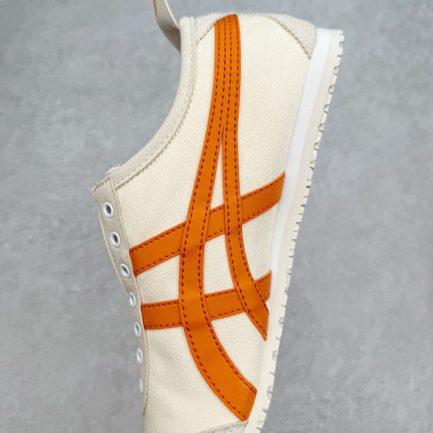 图片[7]-＃C版 Asics Onitsuka Tiger MEXICO 66 亚瑟士鬼冢虎复古经典板鞋 CNY 龙年限定 白红 市场王者选手 海外订单工厂出品 长期生产补货永不断码 超成熟稳定的做工品控 原装全套纸板楦头开发 原汁原味 完美呈现版型 私模正确鞋底咬花纹路 一比一鞋头弧度高度鞋身弧度 绝不口嗨 细节品控鞋型随意秒杀市面 原档咬花纹路私模大底 一个单元有六个三角形 总体形拼接呈现花瓣状 官方四联吊牌 原装Ortholite轻量化鞋垫 原盒原配 质保卡 说明书 钢印防尘纸 纸板中底带钢印 乳胶组合鞋垫 支持全方位的对比专柜 产品从款式颜色造型上体现出追求舒适和细节的完美 鞋类更是推崇手工制作的严谨与完美 融舒适性与可穿性的设计风格 注重细节的完美和别致魅力 既保持稳重 又不失轻松的时尚感 尺码：36 37 37.5 38 39 39.5 40 40.5 41.5 42 42.5 43.5 44 45-选品中心