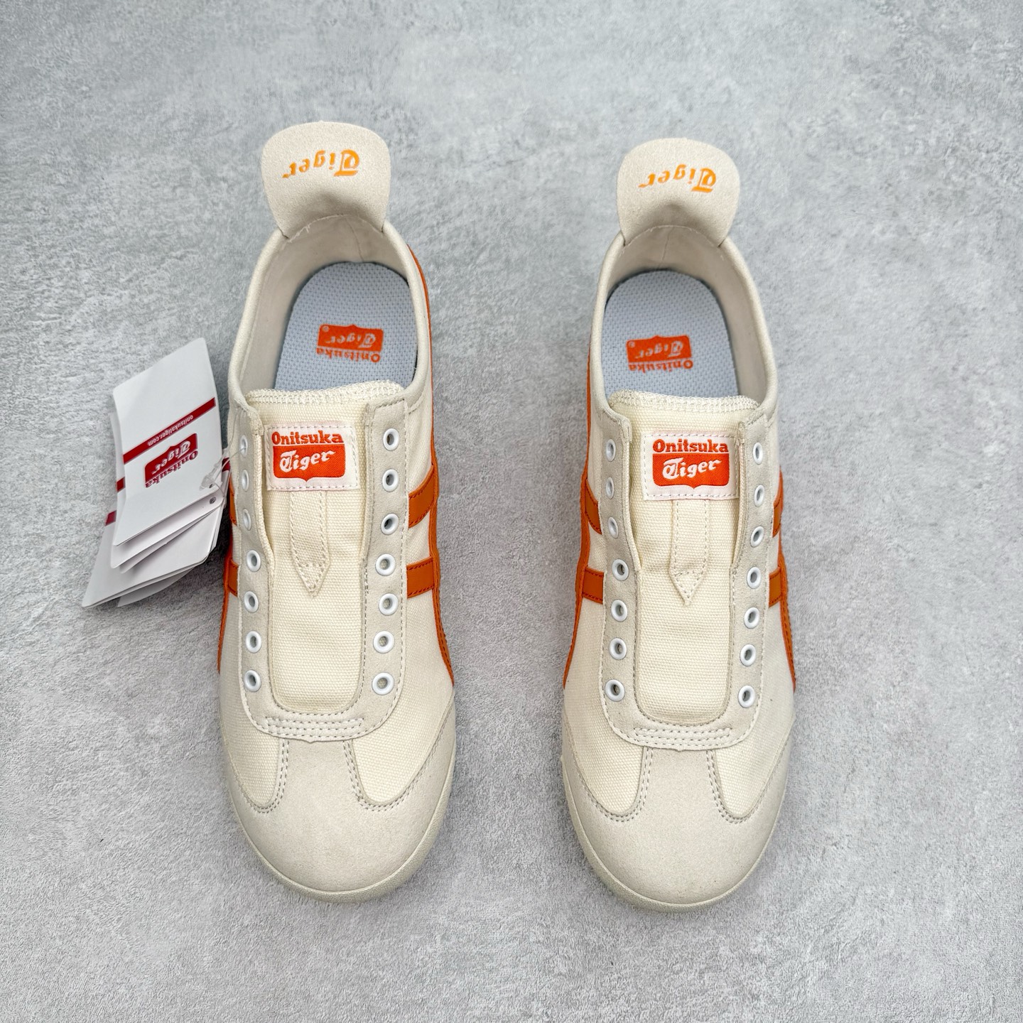 图片[2]-＃C版 Asics Onitsuka Tiger MEXICO 66 亚瑟士鬼冢虎复古经典板鞋 CNY 龙年限定 白红 市场王者选手 海外订单工厂出品 长期生产补货永不断码 超成熟稳定的做工品控 原装全套纸板楦头开发 原汁原味 完美呈现版型 私模正确鞋底咬花纹路 一比一鞋头弧度高度鞋身弧度 绝不口嗨 细节品控鞋型随意秒杀市面 原档咬花纹路私模大底 一个单元有六个三角形 总体形拼接呈现花瓣状 官方四联吊牌 原装Ortholite轻量化鞋垫 原盒原配 质保卡 说明书 钢印防尘纸 纸板中底带钢印 乳胶组合鞋垫 支持全方位的对比专柜 产品从款式颜色造型上体现出追求舒适和细节的完美 鞋类更是推崇手工制作的严谨与完美 融舒适性与可穿性的设计风格 注重细节的完美和别致魅力 既保持稳重 又不失轻松的时尚感 尺码：36 37 37.5 38 39 39.5 40 40.5 41.5 42 42.5 43.5 44 45-选品中心