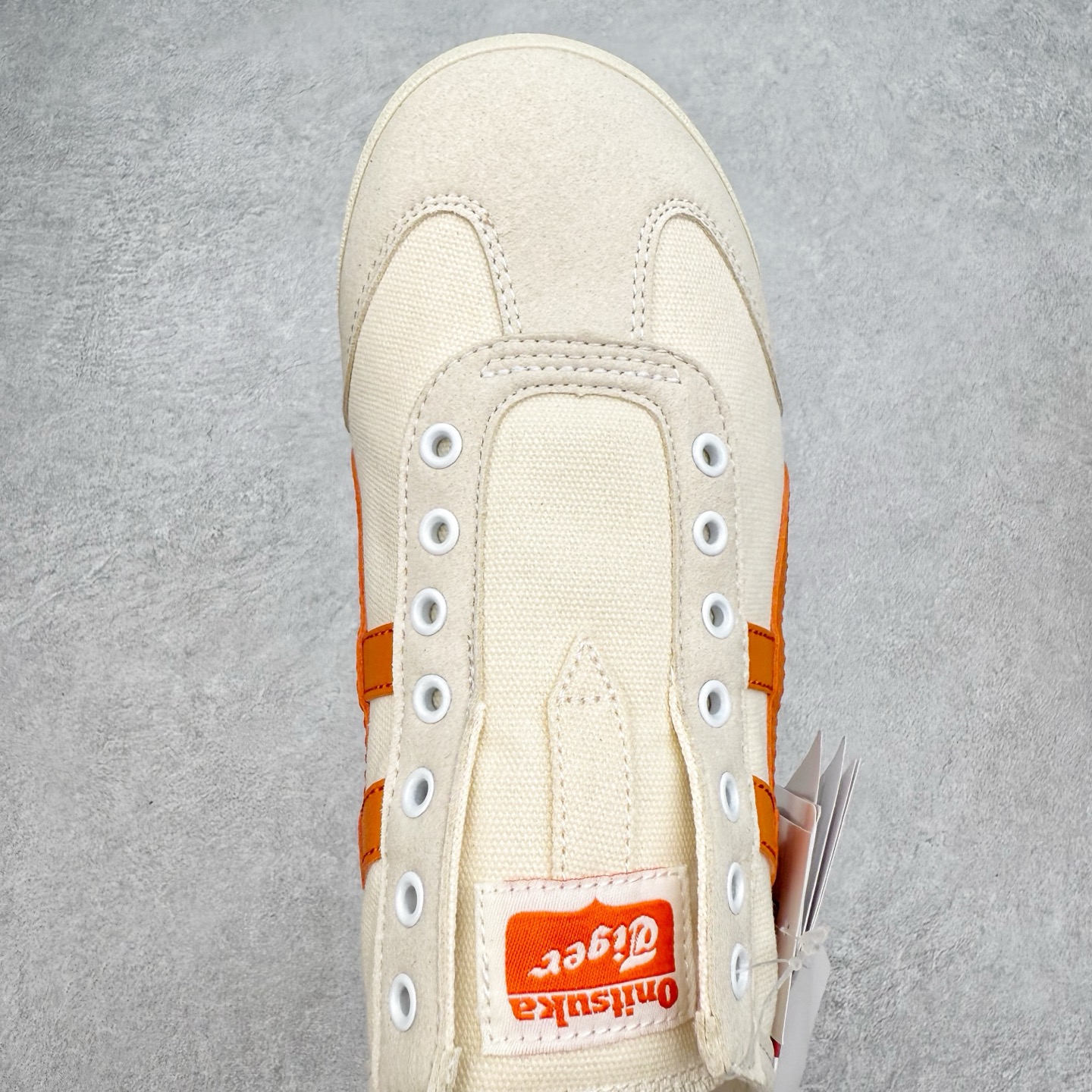 图片[4]-＃C版 Asics Onitsuka Tiger MEXICO 66 亚瑟士鬼冢虎复古经典板鞋 CNY 龙年限定 白红 市场王者选手 海外订单工厂出品 长期生产补货永不断码 超成熟稳定的做工品控 原装全套纸板楦头开发 原汁原味 完美呈现版型 私模正确鞋底咬花纹路 一比一鞋头弧度高度鞋身弧度 绝不口嗨 细节品控鞋型随意秒杀市面 原档咬花纹路私模大底 一个单元有六个三角形 总体形拼接呈现花瓣状 官方四联吊牌 原装Ortholite轻量化鞋垫 原盒原配 质保卡 说明书 钢印防尘纸 纸板中底带钢印 乳胶组合鞋垫 支持全方位的对比专柜 产品从款式颜色造型上体现出追求舒适和细节的完美 鞋类更是推崇手工制作的严谨与完美 融舒适性与可穿性的设计风格 注重细节的完美和别致魅力 既保持稳重 又不失轻松的时尚感 尺码：36 37 37.5 38 39 39.5 40 40.5 41.5 42 42.5 43.5 44 45-选品中心