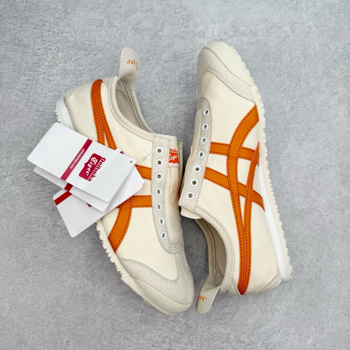 图片[3]-＃C版 Asics Onitsuka Tiger MEXICO 66 亚瑟士鬼冢虎复古经典板鞋 CNY 龙年限定 白红 市场王者选手 海外订单工厂出品 长期生产补货永不断码 超成熟稳定的做工品控 原装全套纸板楦头开发 原汁原味 完美呈现版型 私模正确鞋底咬花纹路 一比一鞋头弧度高度鞋身弧度 绝不口嗨 细节品控鞋型随意秒杀市面 原档咬花纹路私模大底 一个单元有六个三角形 总体形拼接呈现花瓣状 官方四联吊牌 原装Ortholite轻量化鞋垫 原盒原配 质保卡 说明书 钢印防尘纸 纸板中底带钢印 乳胶组合鞋垫 支持全方位的对比专柜 产品从款式颜色造型上体现出追求舒适和细节的完美 鞋类更是推崇手工制作的严谨与完美 融舒适性与可穿性的设计风格 注重细节的完美和别致魅力 既保持稳重 又不失轻松的时尚感 尺码：36 37 37.5 38 39 39.5 40 40.5 41.5 42 42.5 43.5 44 45-选品中心