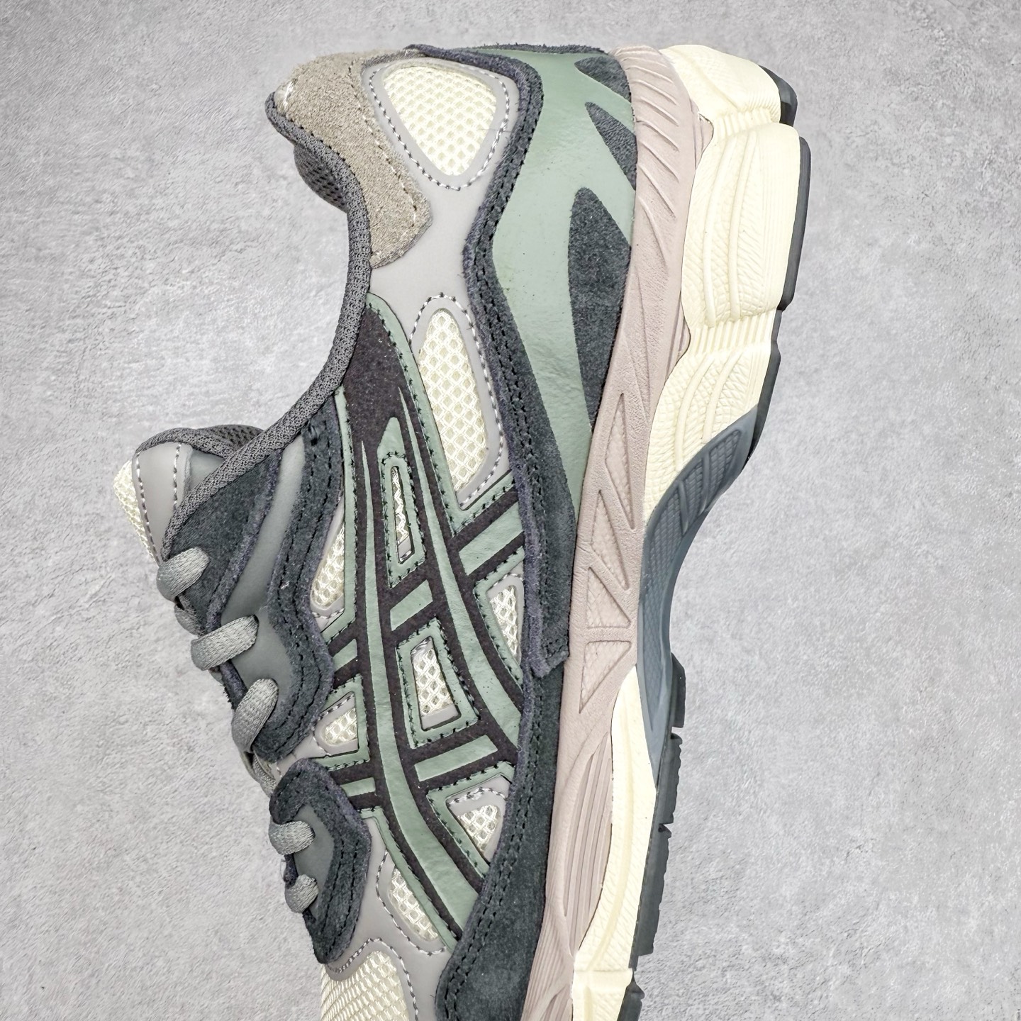 图片[7]-Asics GEL-NYC 亚瑟士防滑耐磨透气低帮运动休闲鞋 GEL-NYC™ 运动鞋的灵感源自传统和现代高性能跑步风格 其鞋面结构参考了 2000 年代初的 GEL-NIMBUS™ 3 鞋 并将其与 MC-PLUS V 设计中的各种装饰融为一体 该工装通过使用 GEL-CUMULUS® 16 鞋的工装系统来对比鞋面的复古风格 通过轻质泡沫和 GEL® 技术嵌入物的结合 这种中底结构有助于创造先进的脚底舒适度 尺码：36 37 37.5 38 39 40.5 41.5 42 42.5 43.5 44 45-选品中心