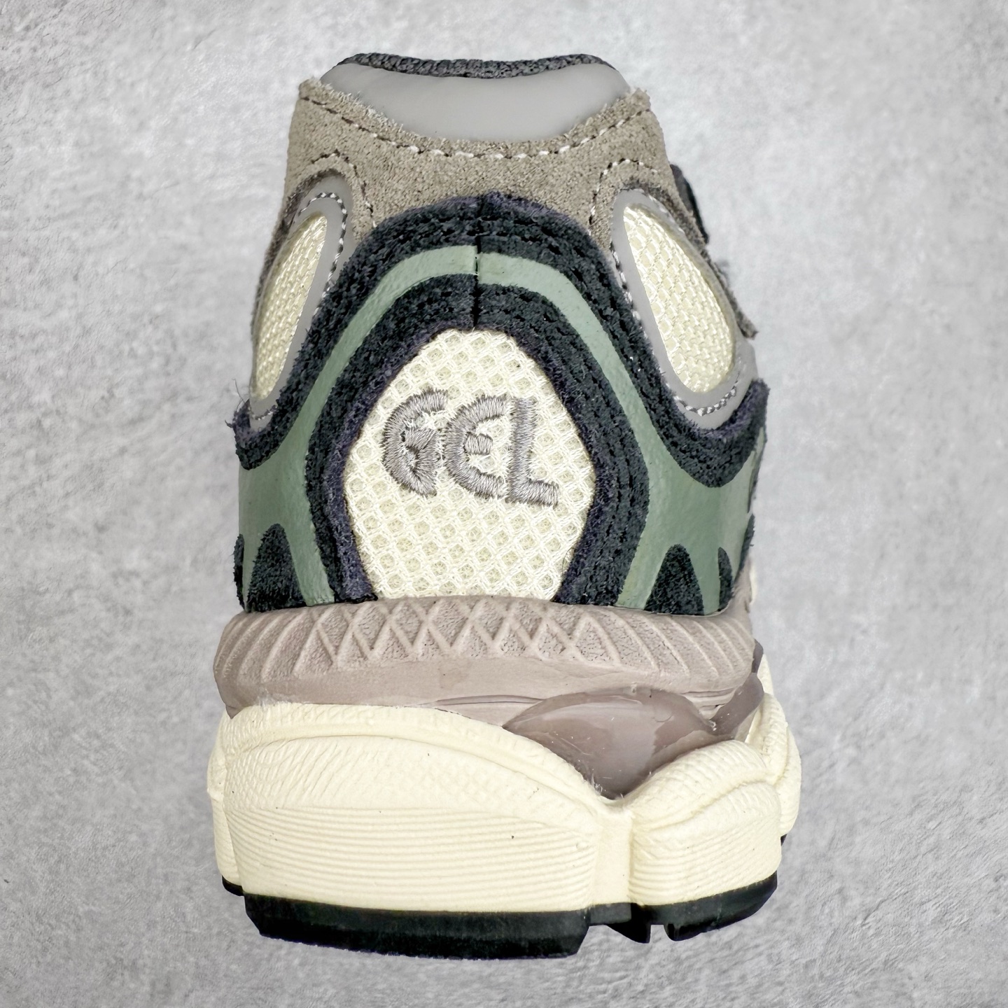 图片[8]-Asics GEL-NYC 亚瑟士防滑耐磨透气低帮运动休闲鞋 GEL-NYC™ 运动鞋的灵感源自传统和现代高性能跑步风格 其鞋面结构参考了 2000 年代初的 GEL-NIMBUS™ 3 鞋 并将其与 MC-PLUS V 设计中的各种装饰融为一体 该工装通过使用 GEL-CUMULUS® 16 鞋的工装系统来对比鞋面的复古风格 通过轻质泡沫和 GEL® 技术嵌入物的结合 这种中底结构有助于创造先进的脚底舒适度 尺码：36 37 37.5 38 39 40.5 41.5 42 42.5 43.5 44 45-选品中心