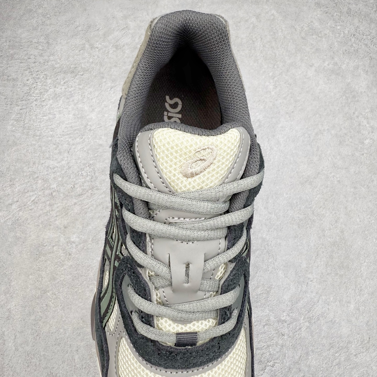 图片[5]-Asics GEL-NYC 亚瑟士防滑耐磨透气低帮运动休闲鞋 GEL-NYC™ 运动鞋的灵感源自传统和现代高性能跑步风格 其鞋面结构参考了 2000 年代初的 GEL-NIMBUS™ 3 鞋 并将其与 MC-PLUS V 设计中的各种装饰融为一体 该工装通过使用 GEL-CUMULUS® 16 鞋的工装系统来对比鞋面的复古风格 通过轻质泡沫和 GEL® 技术嵌入物的结合 这种中底结构有助于创造先进的脚底舒适度 尺码：36 37 37.5 38 39 40.5 41.5 42 42.5 43.5 44 45-选品中心