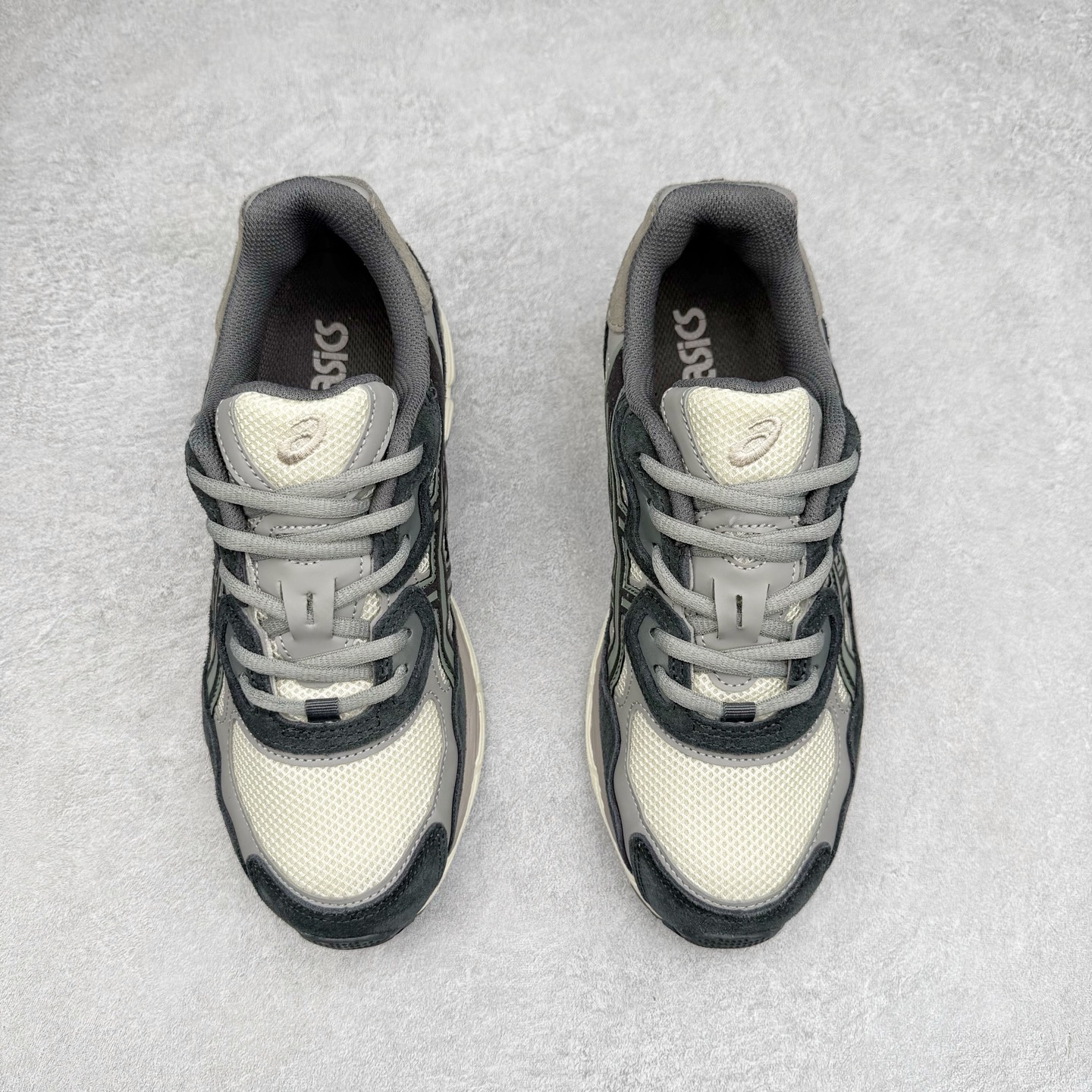 图片[2]-Asics GEL-NYC 亚瑟士防滑耐磨透气低帮运动休闲鞋 GEL-NYC™ 运动鞋的灵感源自传统和现代高性能跑步风格 其鞋面结构参考了 2000 年代初的 GEL-NIMBUS™ 3 鞋 并将其与 MC-PLUS V 设计中的各种装饰融为一体 该工装通过使用 GEL-CUMULUS® 16 鞋的工装系统来对比鞋面的复古风格 通过轻质泡沫和 GEL® 技术嵌入物的结合 这种中底结构有助于创造先进的脚底舒适度 尺码：36 37 37.5 38 39 40.5 41.5 42 42.5 43.5 44 45-选品中心