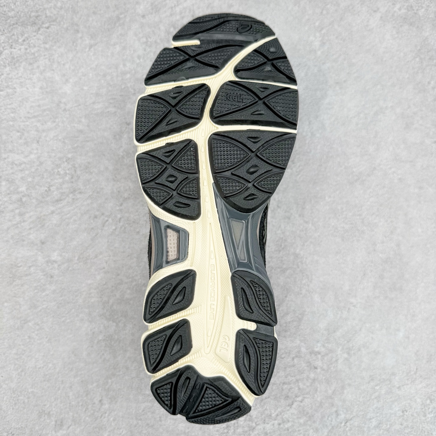 图片[9]-Asics GEL-NYC 亚瑟士防滑耐磨透气低帮运动休闲鞋 GEL-NYC™ 运动鞋的灵感源自传统和现代高性能跑步风格 其鞋面结构参考了 2000 年代初的 GEL-NIMBUS™ 3 鞋 并将其与 MC-PLUS V 设计中的各种装饰融为一体 该工装通过使用 GEL-CUMULUS® 16 鞋的工装系统来对比鞋面的复古风格 通过轻质泡沫和 GEL® 技术嵌入物的结合 这种中底结构有助于创造先进的脚底舒适度 尺码：36 37 37.5 38 39 40.5 41.5 42 42.5 43.5 44 45-选品中心