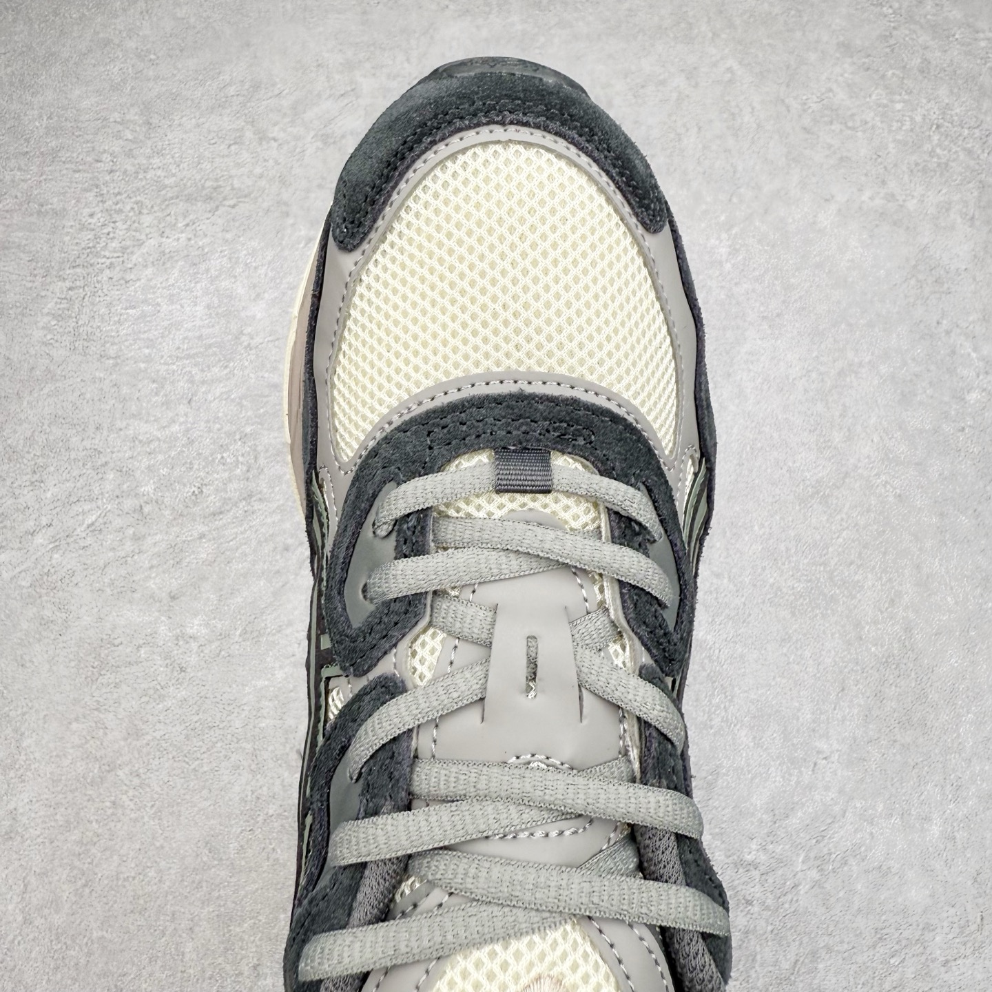 图片[4]-Asics GEL-NYC 亚瑟士防滑耐磨透气低帮运动休闲鞋 GEL-NYC™ 运动鞋的灵感源自传统和现代高性能跑步风格 其鞋面结构参考了 2000 年代初的 GEL-NIMBUS™ 3 鞋 并将其与 MC-PLUS V 设计中的各种装饰融为一体 该工装通过使用 GEL-CUMULUS® 16 鞋的工装系统来对比鞋面的复古风格 通过轻质泡沫和 GEL® 技术嵌入物的结合 这种中底结构有助于创造先进的脚底舒适度 尺码：36 37 37.5 38 39 40.5 41.5 42 42.5 43.5 44 45-选品中心