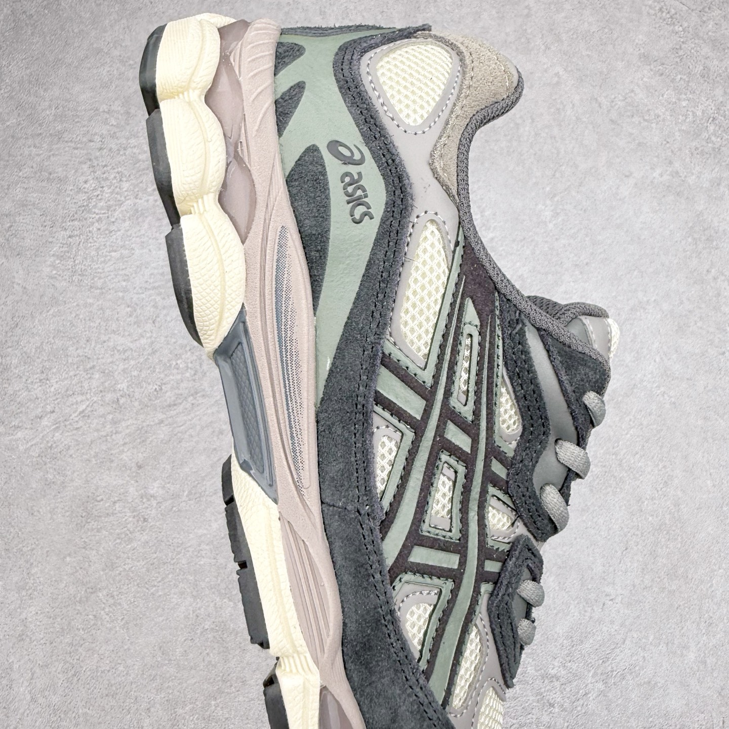 图片[6]-Asics GEL-NYC 亚瑟士防滑耐磨透气低帮运动休闲鞋 GEL-NYC™ 运动鞋的灵感源自传统和现代高性能跑步风格 其鞋面结构参考了 2000 年代初的 GEL-NIMBUS™ 3 鞋 并将其与 MC-PLUS V 设计中的各种装饰融为一体 该工装通过使用 GEL-CUMULUS® 16 鞋的工装系统来对比鞋面的复古风格 通过轻质泡沫和 GEL® 技术嵌入物的结合 这种中底结构有助于创造先进的脚底舒适度 尺码：36 37 37.5 38 39 40.5 41.5 42 42.5 43.5 44 45-选品中心