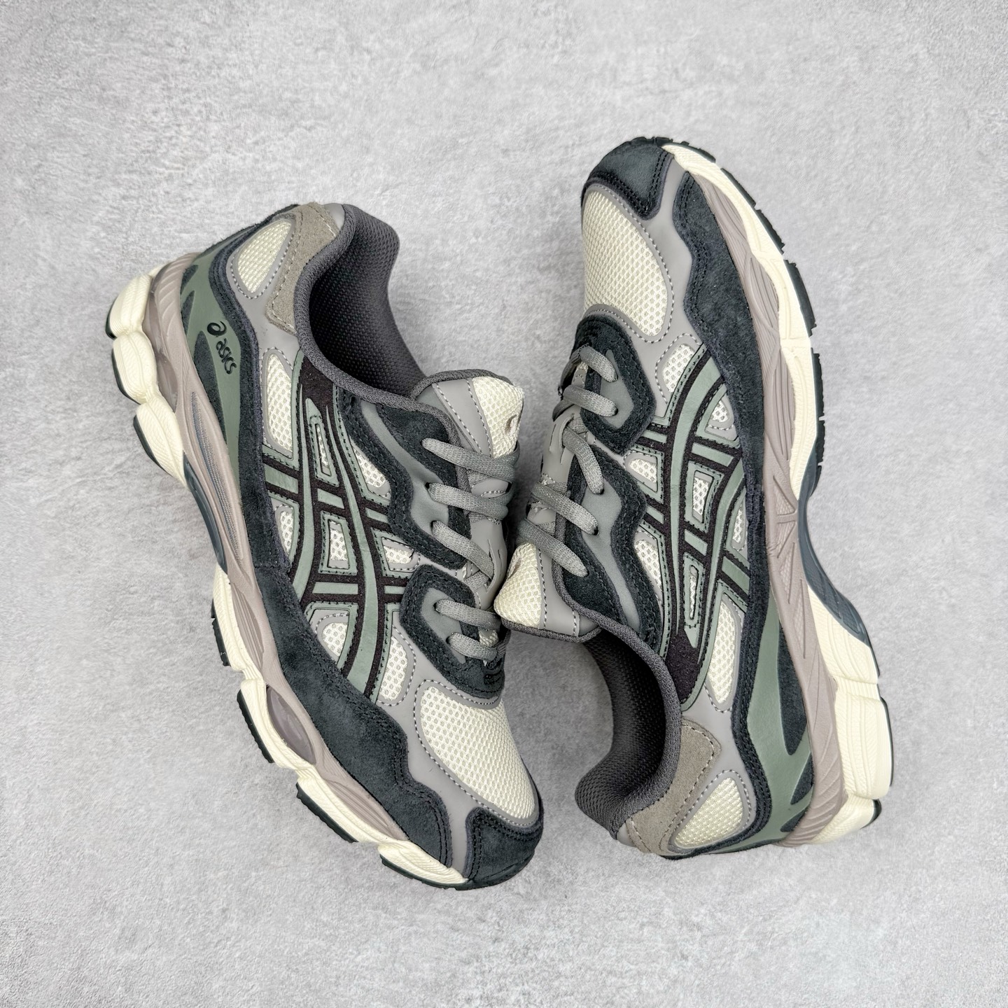图片[3]-Asics GEL-NYC 亚瑟士防滑耐磨透气低帮运动休闲鞋 GEL-NYC™ 运动鞋的灵感源自传统和现代高性能跑步风格 其鞋面结构参考了 2000 年代初的 GEL-NIMBUS™ 3 鞋 并将其与 MC-PLUS V 设计中的各种装饰融为一体 该工装通过使用 GEL-CUMULUS® 16 鞋的工装系统来对比鞋面的复古风格 通过轻质泡沫和 GEL® 技术嵌入物的结合 这种中底结构有助于创造先进的脚底舒适度 尺码：36 37 37.5 38 39 40.5 41.5 42 42.5 43.5 44 45-选品中心