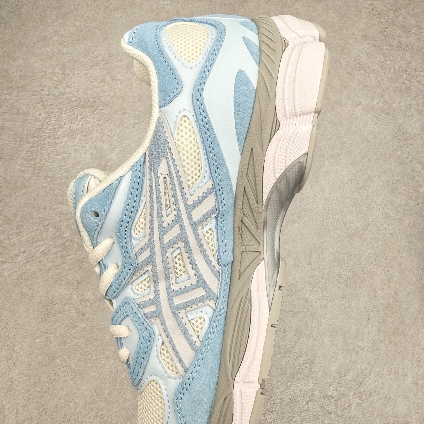 图片[7]-Asics GEL-NYC 亚瑟士防滑耐磨透气低帮运动休闲鞋 GEL-NYC™ 运动鞋的灵感源自传统和现代高性能跑步风格 其鞋面结构参考了 2000 年代初的 GEL-NIMBUS™ 3 鞋 并将其与 MC-PLUS V 设计中的各种装饰融为一体 该工装通过使用 GEL-CUMULUS® 16 鞋的工装系统来对比鞋面的复古风格 通过轻质泡沫和 GEL® 技术嵌入物的结合 这种中底结构有助于创造先进的脚底舒适度 尺码：36 37 37.5 38 39 40.5 41.5 42 42.5 43.5 44 45-选品中心