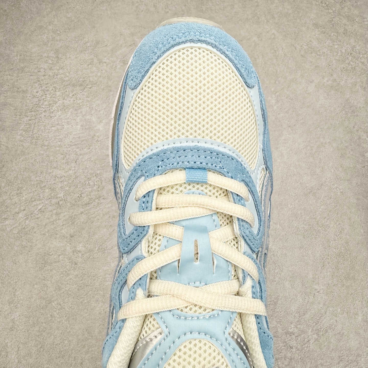 图片[4]-Asics GEL-NYC 亚瑟士防滑耐磨透气低帮运动休闲鞋 GEL-NYC™ 运动鞋的灵感源自传统和现代高性能跑步风格 其鞋面结构参考了 2000 年代初的 GEL-NIMBUS™ 3 鞋 并将其与 MC-PLUS V 设计中的各种装饰融为一体 该工装通过使用 GEL-CUMULUS® 16 鞋的工装系统来对比鞋面的复古风格 通过轻质泡沫和 GEL® 技术嵌入物的结合 这种中底结构有助于创造先进的脚底舒适度 尺码：36 37 37.5 38 39 40.5 41.5 42 42.5 43.5 44 45-选品中心