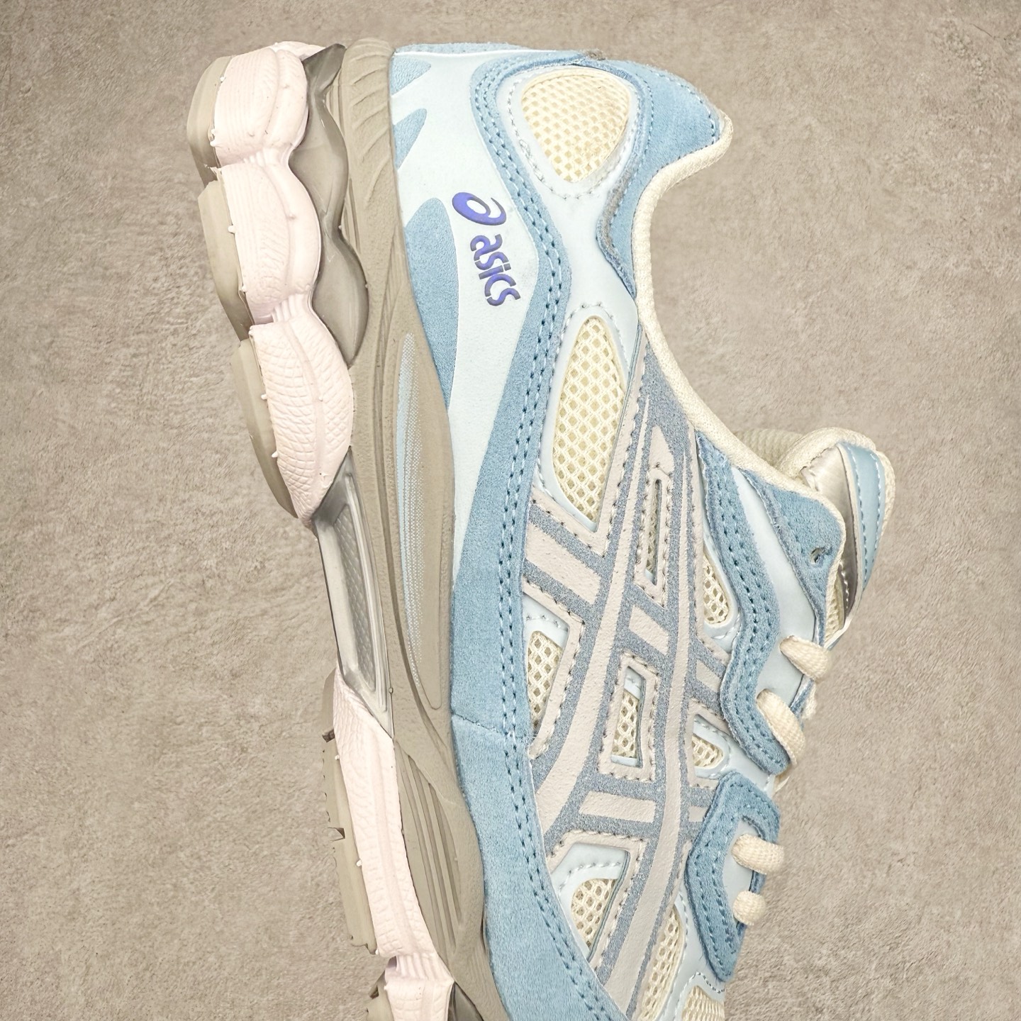 图片[6]-Asics GEL-NYC 亚瑟士防滑耐磨透气低帮运动休闲鞋 GEL-NYC™ 运动鞋的灵感源自传统和现代高性能跑步风格 其鞋面结构参考了 2000 年代初的 GEL-NIMBUS™ 3 鞋 并将其与 MC-PLUS V 设计中的各种装饰融为一体 该工装通过使用 GEL-CUMULUS® 16 鞋的工装系统来对比鞋面的复古风格 通过轻质泡沫和 GEL® 技术嵌入物的结合 这种中底结构有助于创造先进的脚底舒适度 尺码：36 37 37.5 38 39 40.5 41.5 42 42.5 43.5 44 45-选品中心