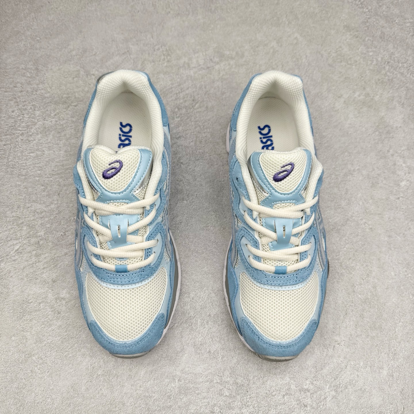 图片[2]-Asics GEL-NYC 亚瑟士防滑耐磨透气低帮运动休闲鞋 GEL-NYC™ 运动鞋的灵感源自传统和现代高性能跑步风格 其鞋面结构参考了 2000 年代初的 GEL-NIMBUS™ 3 鞋 并将其与 MC-PLUS V 设计中的各种装饰融为一体 该工装通过使用 GEL-CUMULUS® 16 鞋的工装系统来对比鞋面的复古风格 通过轻质泡沫和 GEL® 技术嵌入物的结合 这种中底结构有助于创造先进的脚底舒适度 尺码：36 37 37.5 38 39 40.5 41.5 42 42.5 43.5 44 45-选品中心