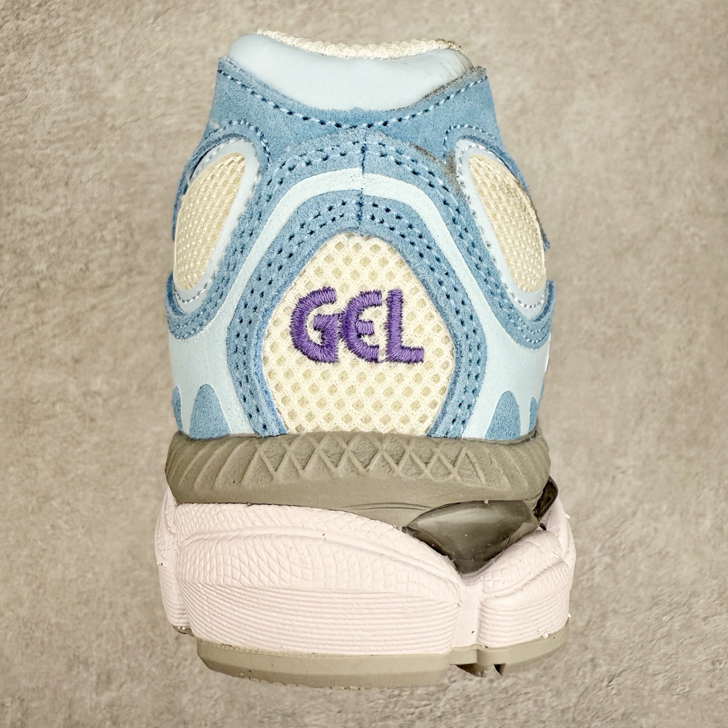 图片[8]-Asics GEL-NYC 亚瑟士防滑耐磨透气低帮运动休闲鞋 GEL-NYC™ 运动鞋的灵感源自传统和现代高性能跑步风格 其鞋面结构参考了 2000 年代初的 GEL-NIMBUS™ 3 鞋 并将其与 MC-PLUS V 设计中的各种装饰融为一体 该工装通过使用 GEL-CUMULUS® 16 鞋的工装系统来对比鞋面的复古风格 通过轻质泡沫和 GEL® 技术嵌入物的结合 这种中底结构有助于创造先进的脚底舒适度 尺码：36 37 37.5 38 39 40.5 41.5 42 42.5 43.5 44 45-选品中心