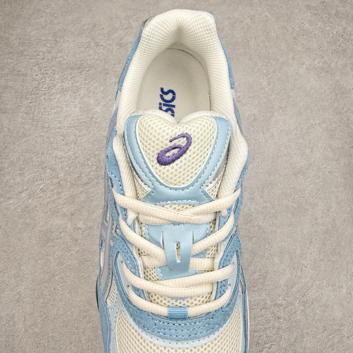 图片[5]-Asics GEL-NYC 亚瑟士防滑耐磨透气低帮运动休闲鞋 GEL-NYC™ 运动鞋的灵感源自传统和现代高性能跑步风格 其鞋面结构参考了 2000 年代初的 GEL-NIMBUS™ 3 鞋 并将其与 MC-PLUS V 设计中的各种装饰融为一体 该工装通过使用 GEL-CUMULUS® 16 鞋的工装系统来对比鞋面的复古风格 通过轻质泡沫和 GEL® 技术嵌入物的结合 这种中底结构有助于创造先进的脚底舒适度 尺码：36 37 37.5 38 39 40.5 41.5 42 42.5 43.5 44 45-选品中心